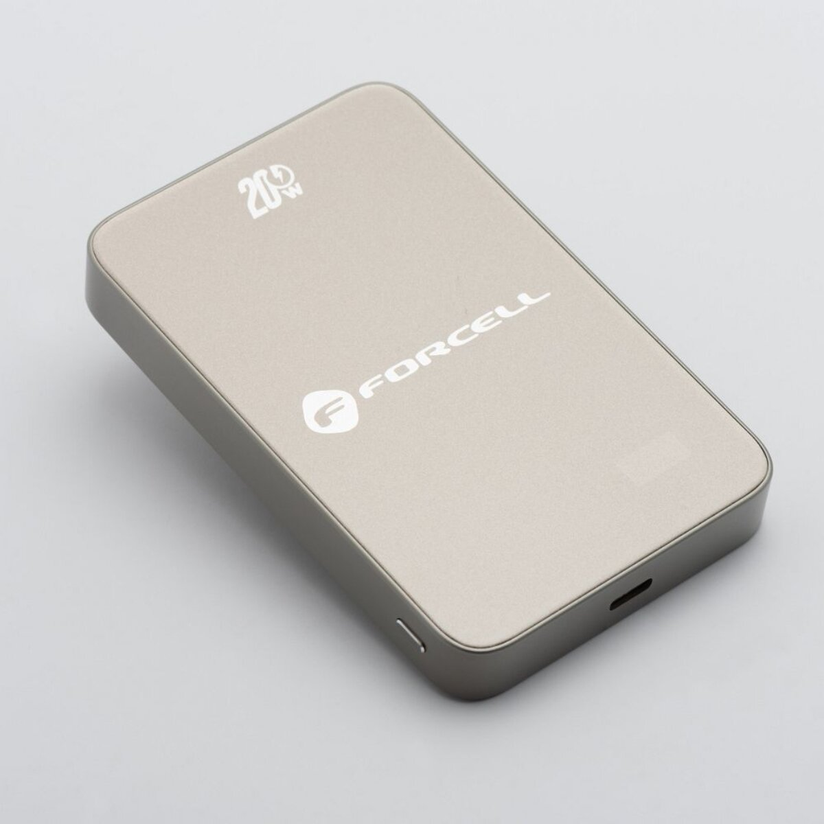 Eine silberne Powerbank mit dem Markennamen 'FORCELL'. Sie hat einen USB-Anschluss.