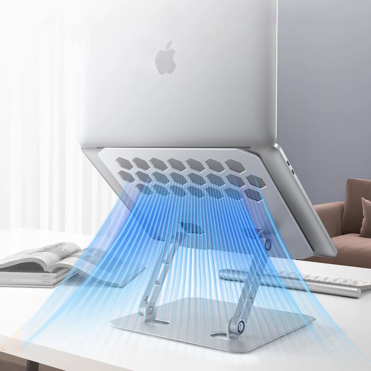 Ein Laptop auf einem silbernen Ständer mit weißer Oberfläche und blauem Lichteffekt, mit verschwommenem Hintergrund.