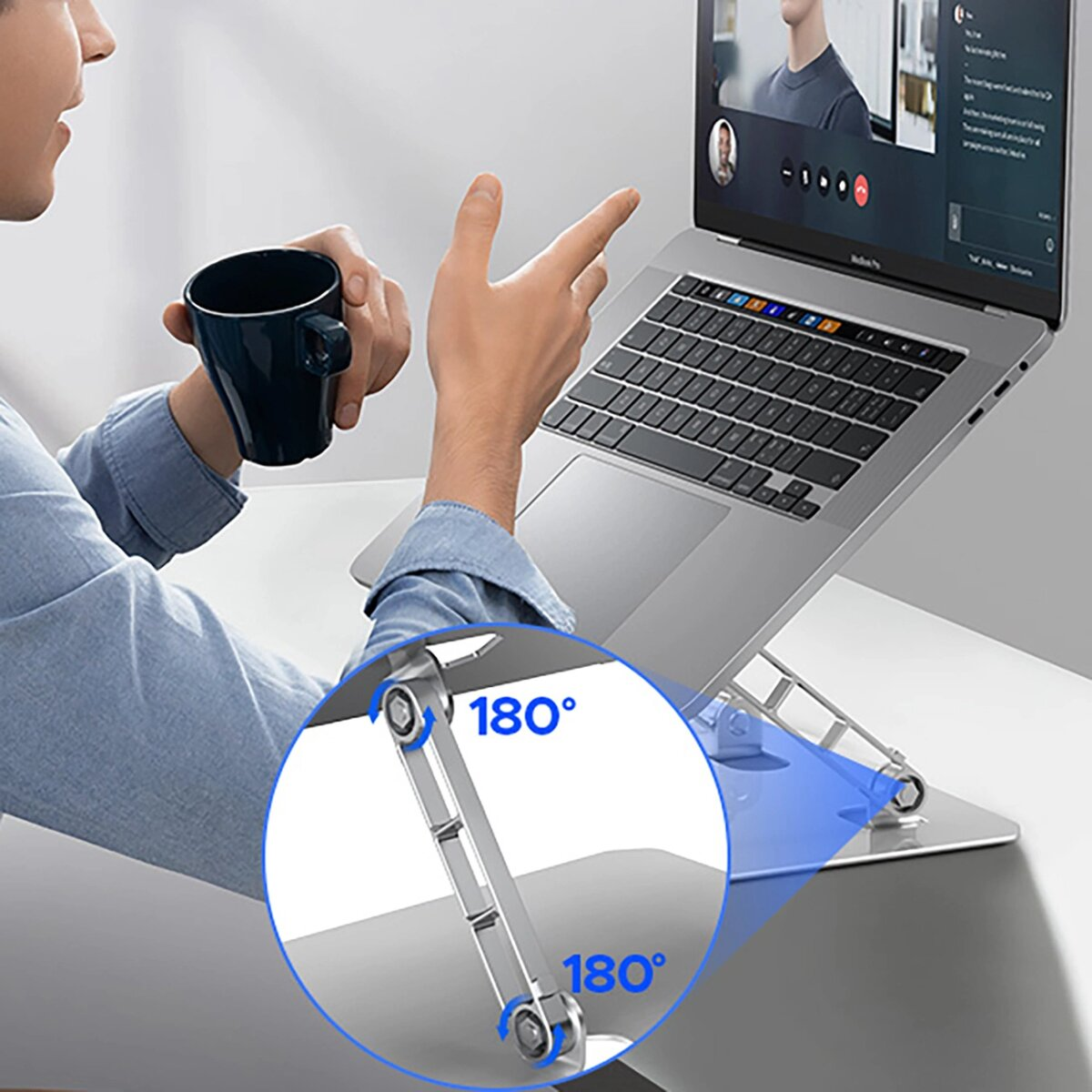 Ein Laptop auf einem silbernen Ständer. Eine Person nimmt an einem Videoanruf teil. Der Ständer hat 180° Einstellungen.