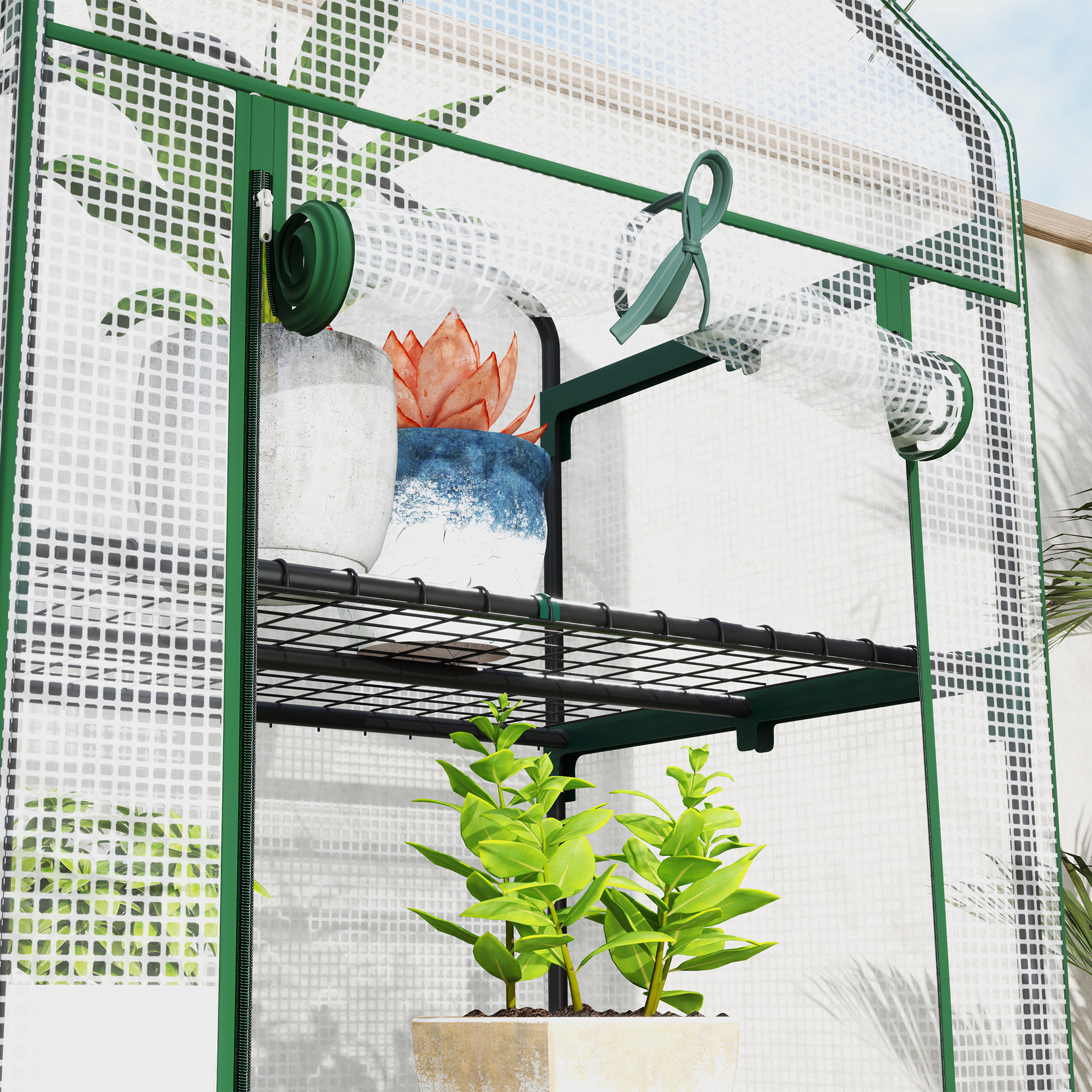 Primer plano del interior de un invernadero. Muestra estantes y plantas. Marco verde con cubierta de plástico blanco.