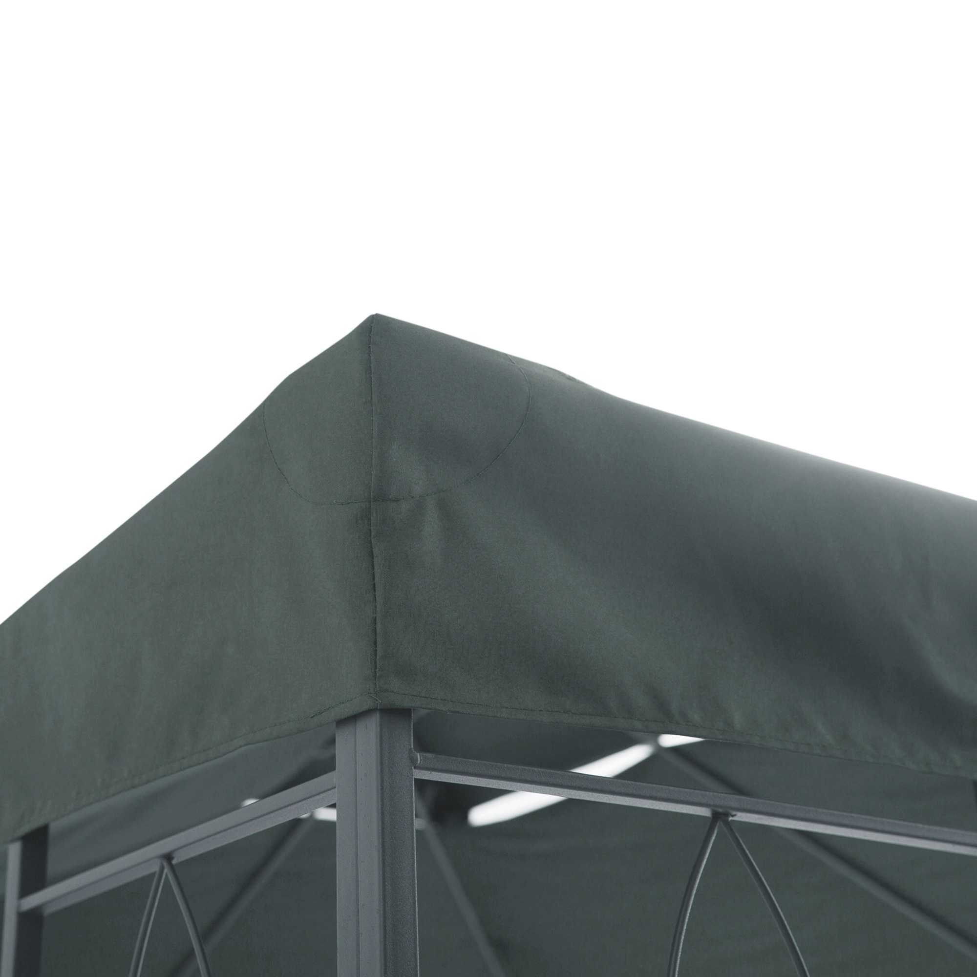 Primo piano del tetto di un gazebo. Il tetto è grigio scuro e ha una forma quadrata.