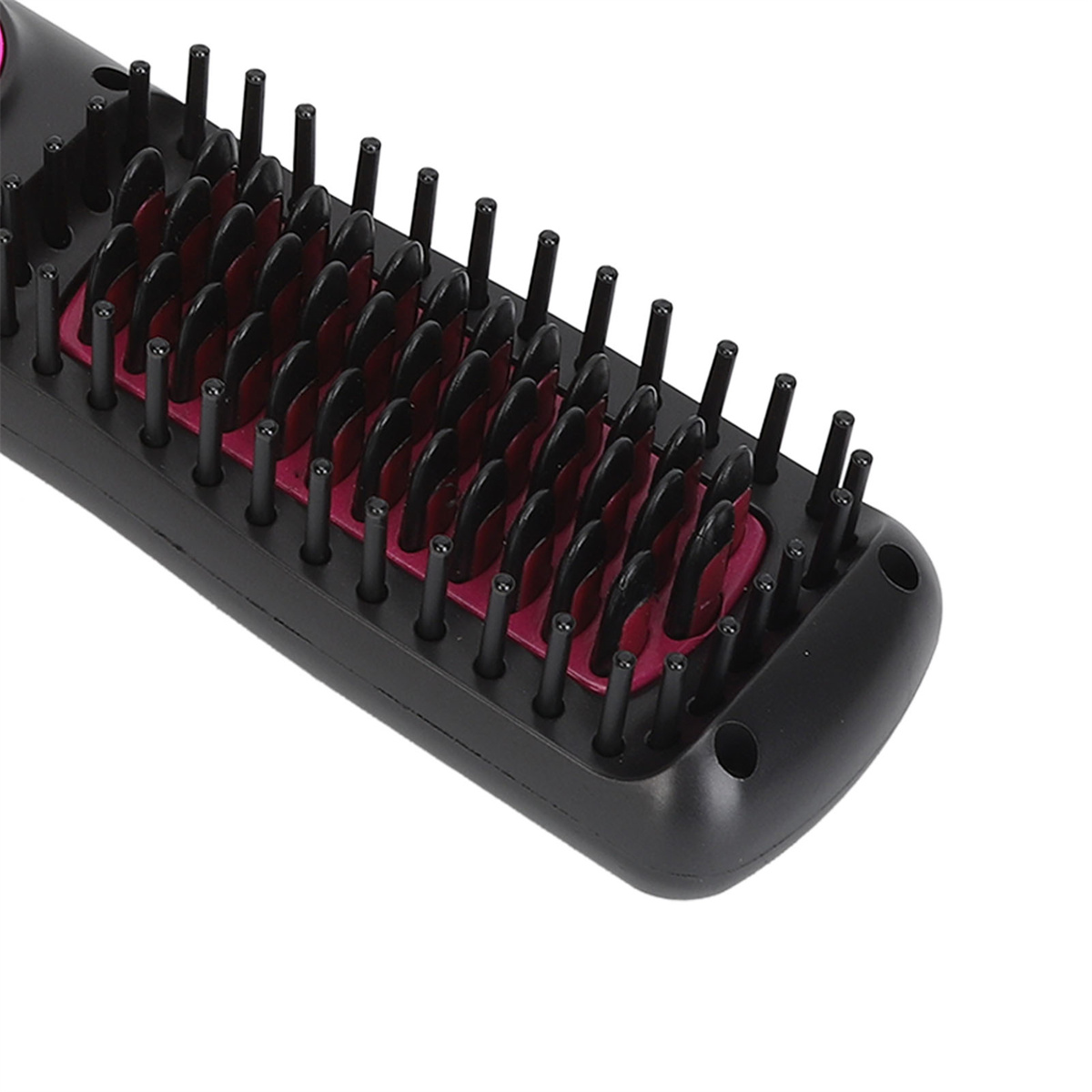 Nahaufnahme einer schwarz-rosa Haarglättungsbürste. Zeigt schwarze Borsten und rosa Heizfläche.