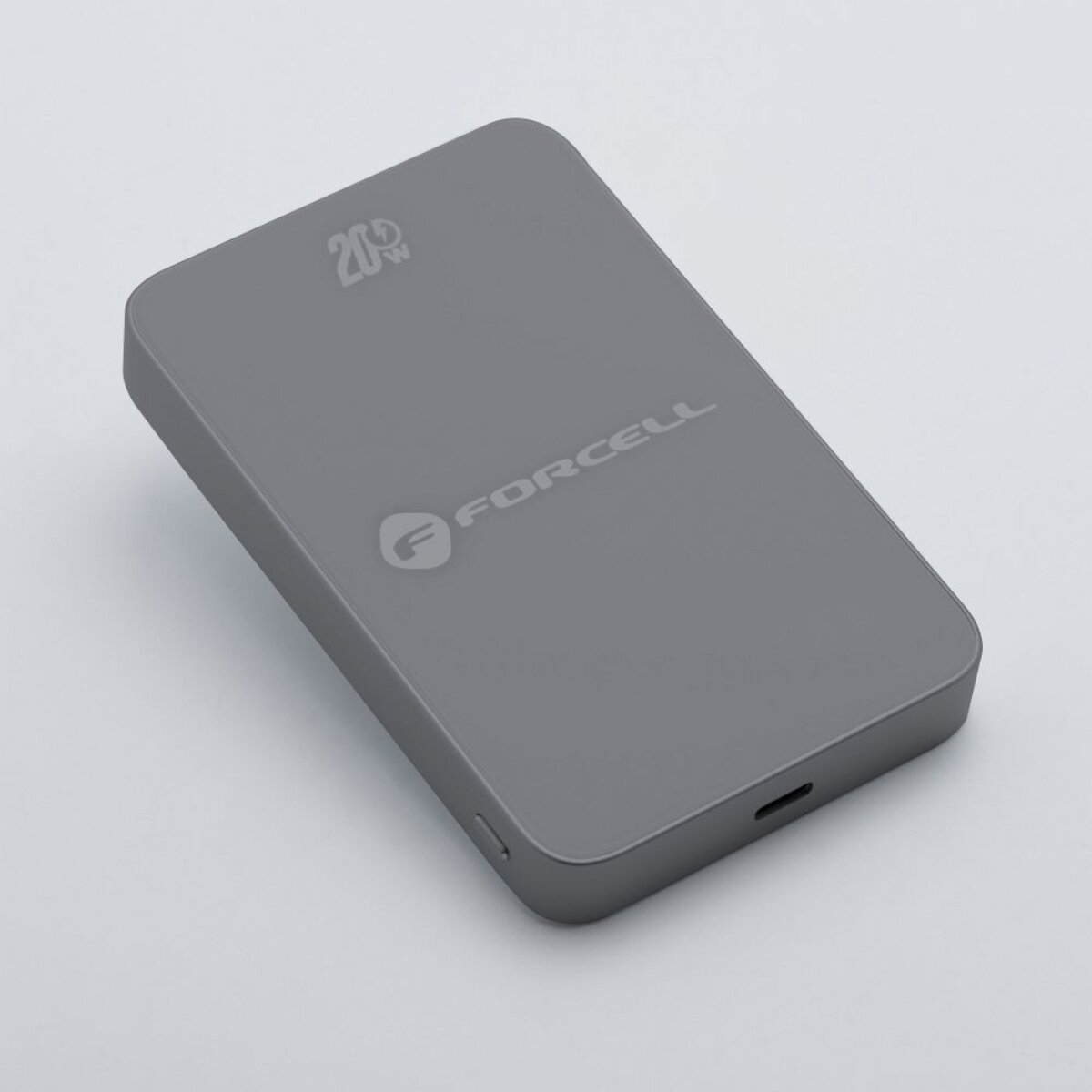 Eine graue Powerbank mit der Marke FORCELL und ihrer Ladekapazität von 20W.