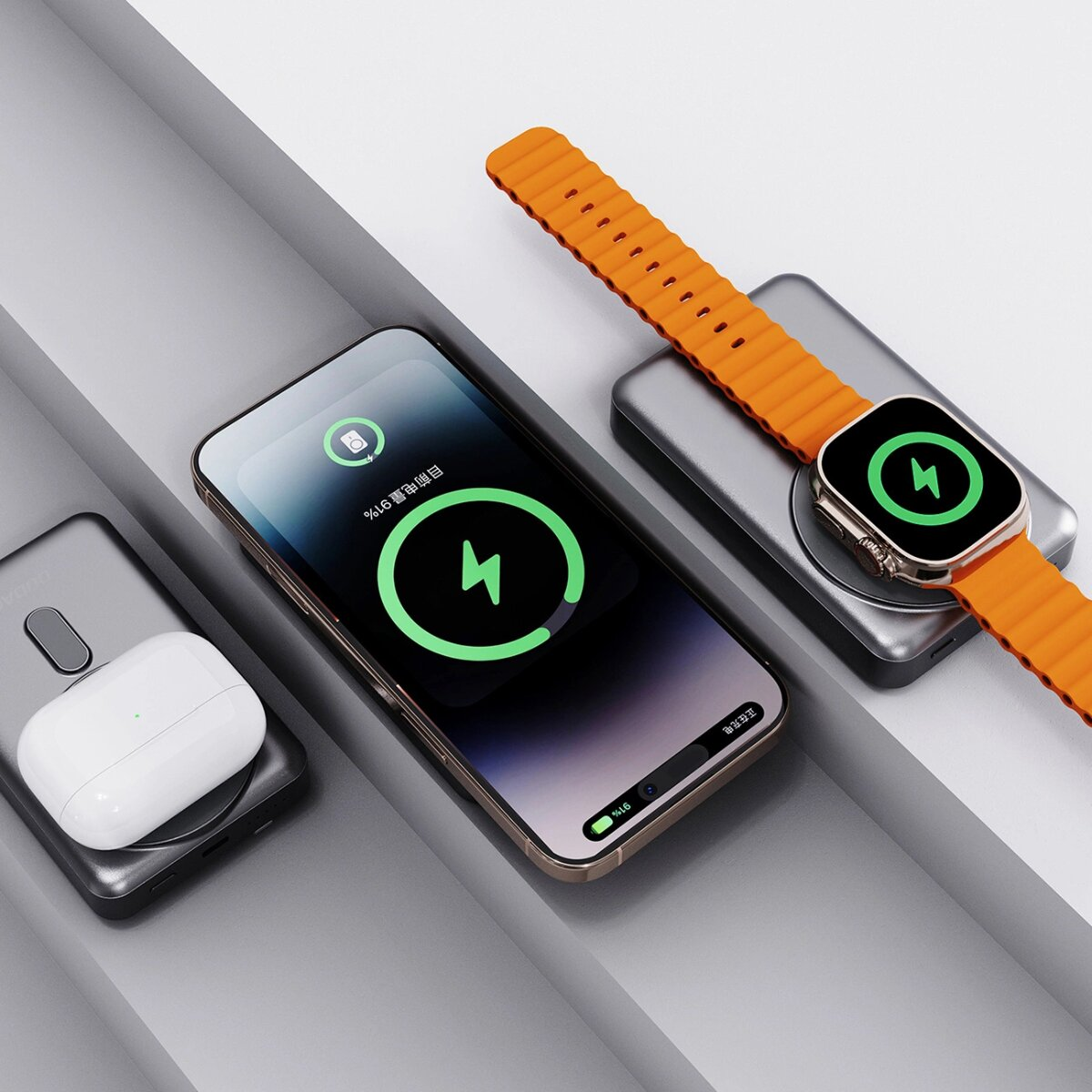 Stacja ładująca z telefonem, słuchawkami i zegarkiem wyświetlającymi symbole ładowania, wszystko na szarej powierzchni.