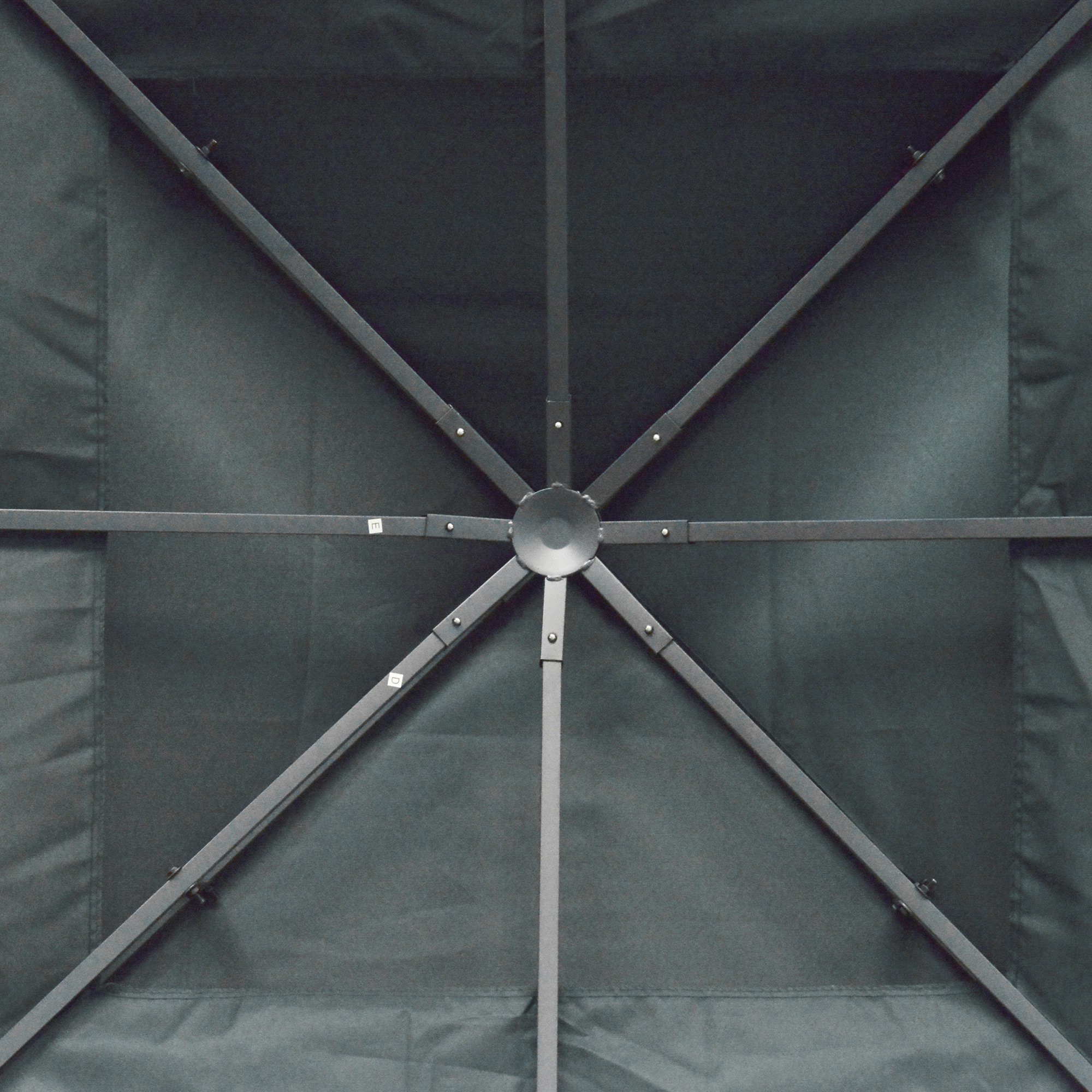 La parte superiore della struttura di una tenda. I supporti metallici formano un motivo a stella, fissati con bulloni.