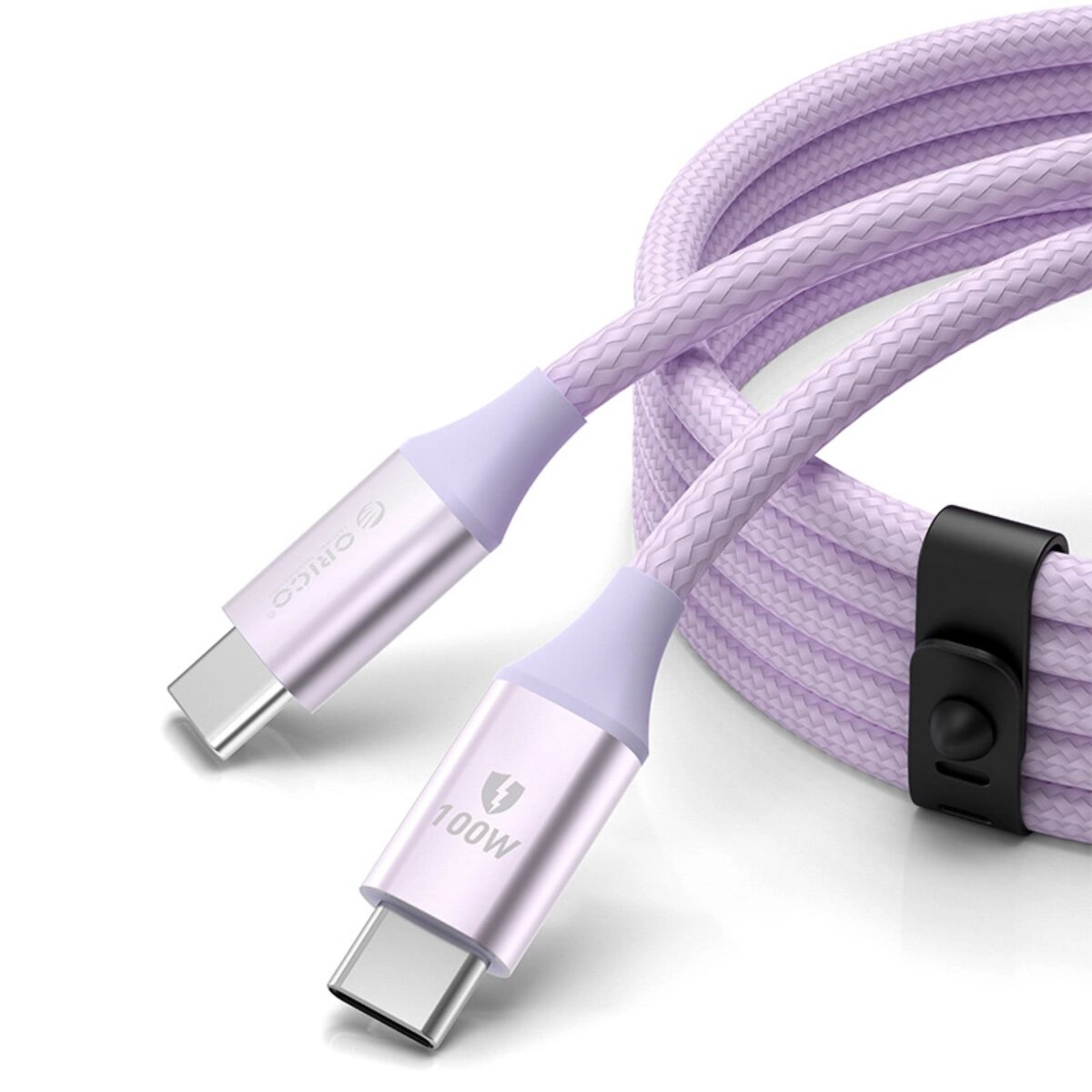 Lila USB-C-Kabel mit silbernen Anschlüssen. Das Kabel ist geflochten, mit einem schwarzen Band zur Befestigung.