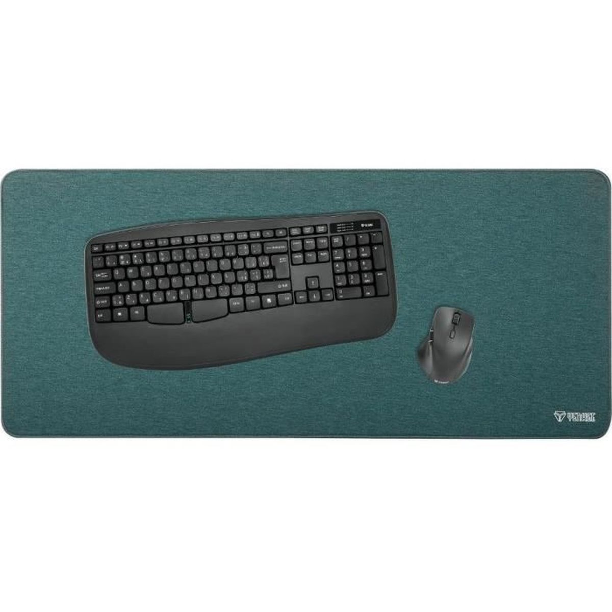 Grünes Mauspads mit schwarzer Tastatur und Maus. Das Setup befindet sich auf weißem Hintergrund.