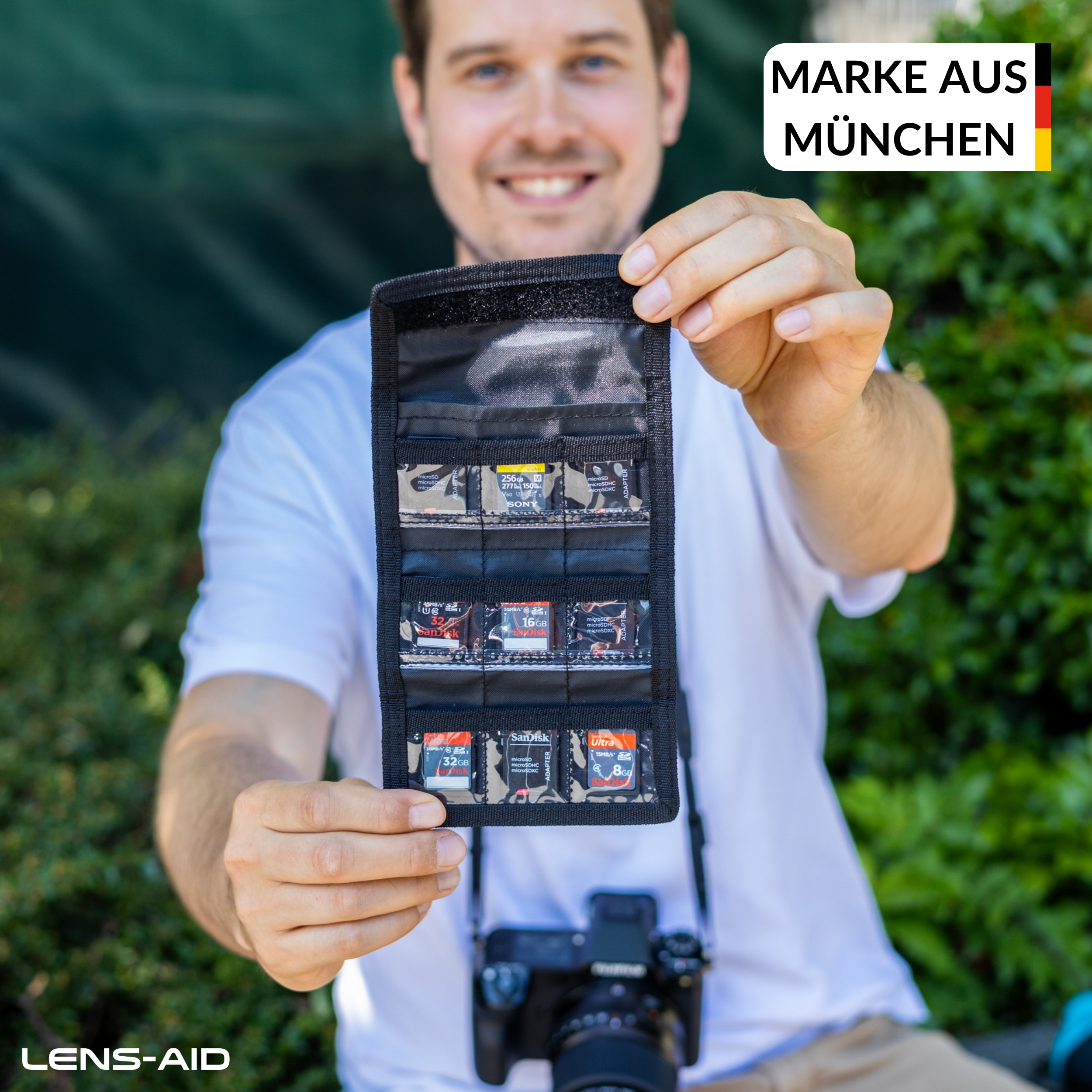 Mann hält einen schwarzen SD-Kartenhalter mit mehreren SD-Karten.