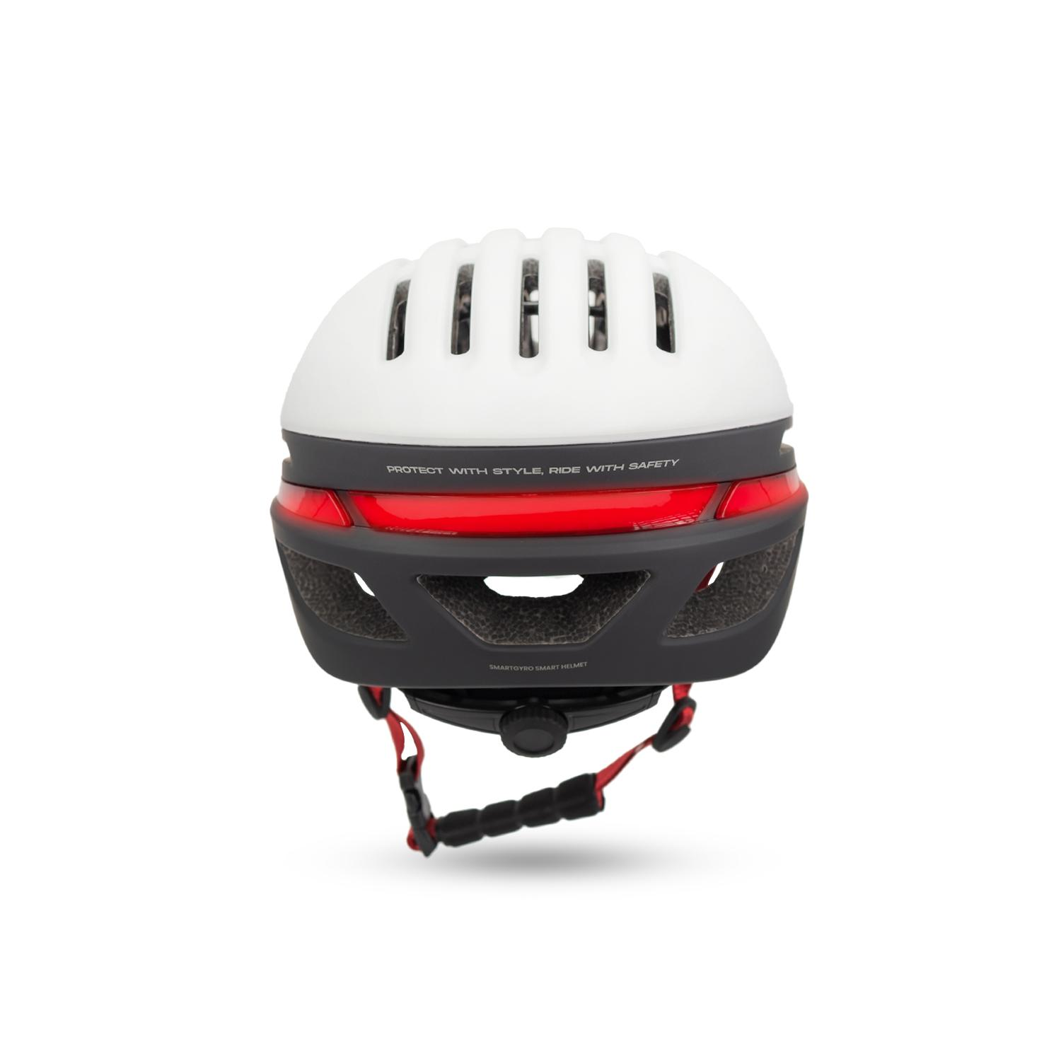 Casco de bicicleta blanco y negro con detalles rojos. Vista trasera, aislado sobre blanco.