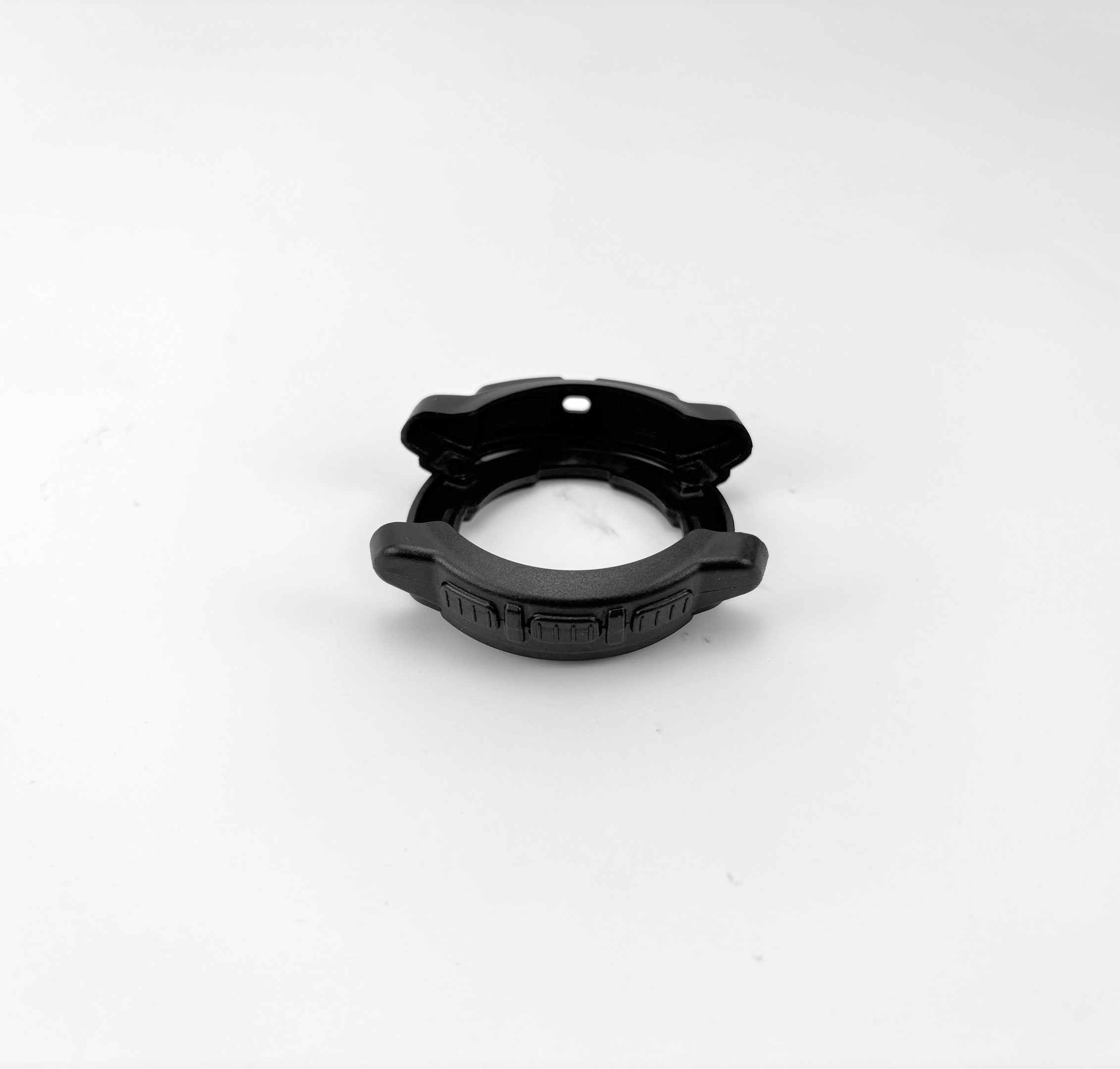 Supporto per telefono nero. Design in due pezzi, con base circolare e sezione curva.