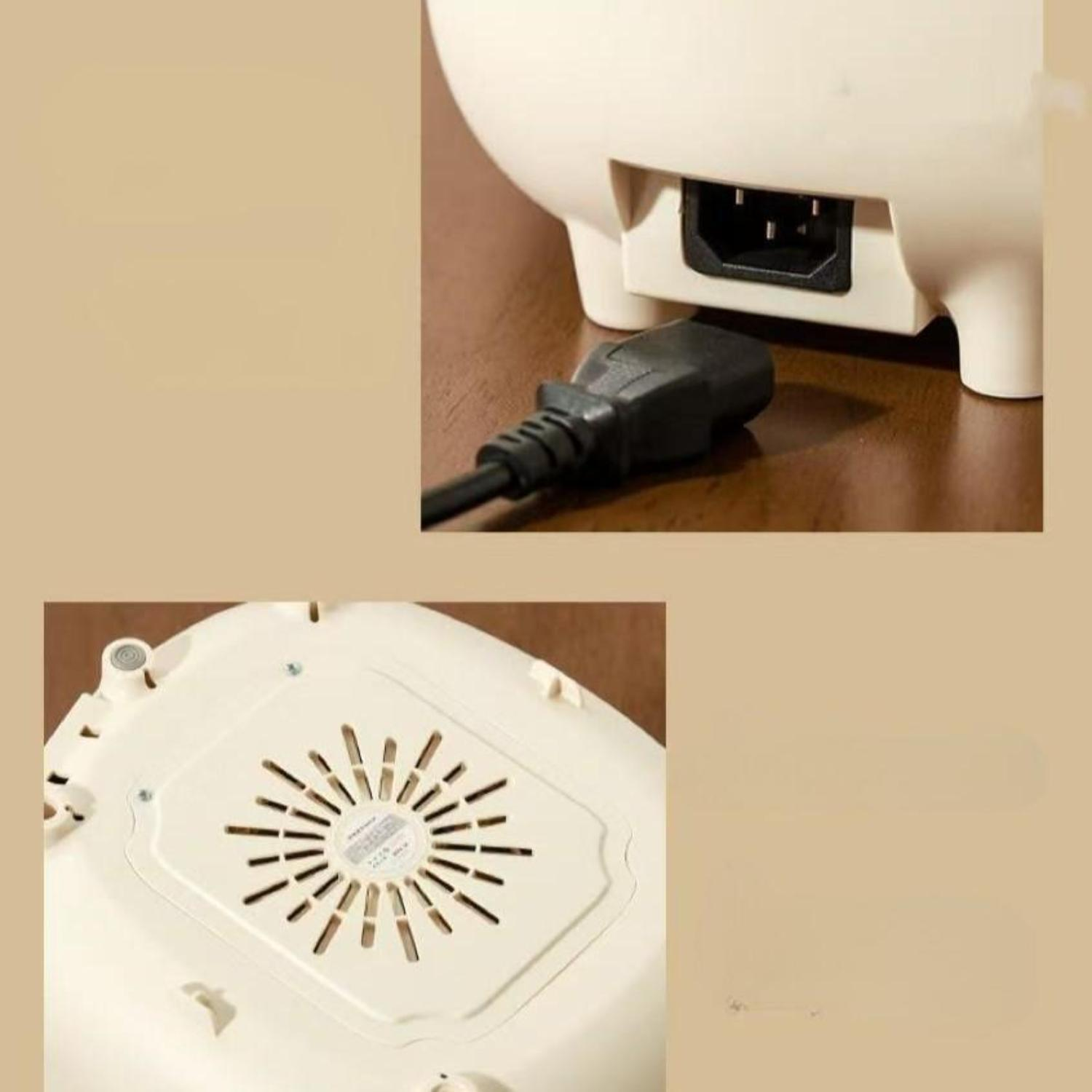 Nahaufnahme eines Reiskochers, zeigt Netzkabel und Boden mit Lüftungslöchern. Beige Oberfläche sichtbar.