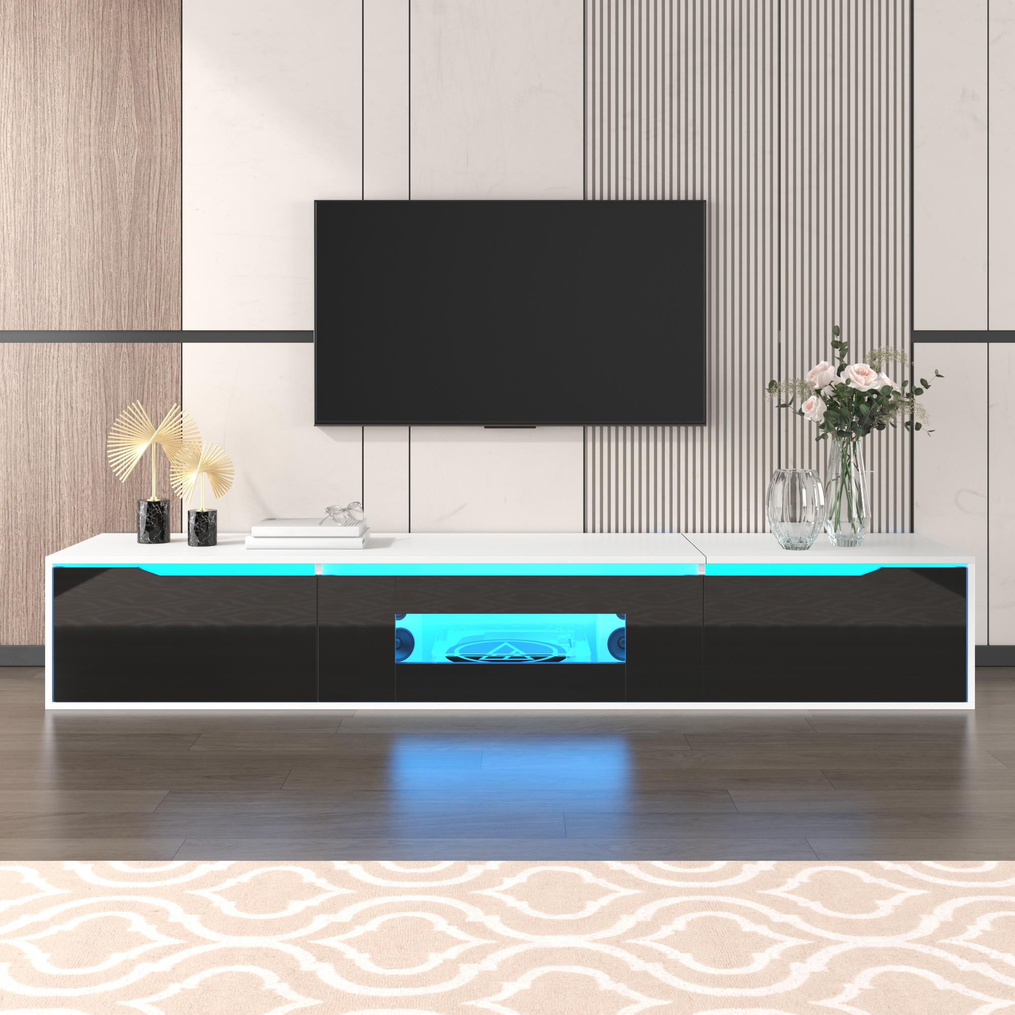 Ein moderner TV-Ständer mit schwarz-weißem Design, einem Fernseher und dekorativen Elementen. Der Ständer hat blaue Lichter.