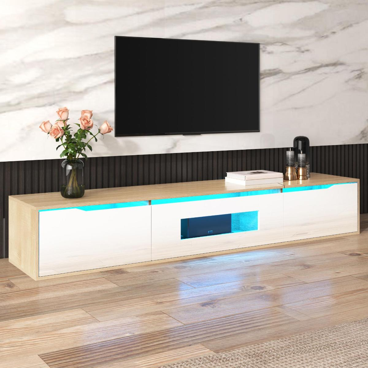 Ein weißer und hölzerner TV-Ständer mit einem Fernseher darüber. Oben befinden sich Blumen und Dekorationen.