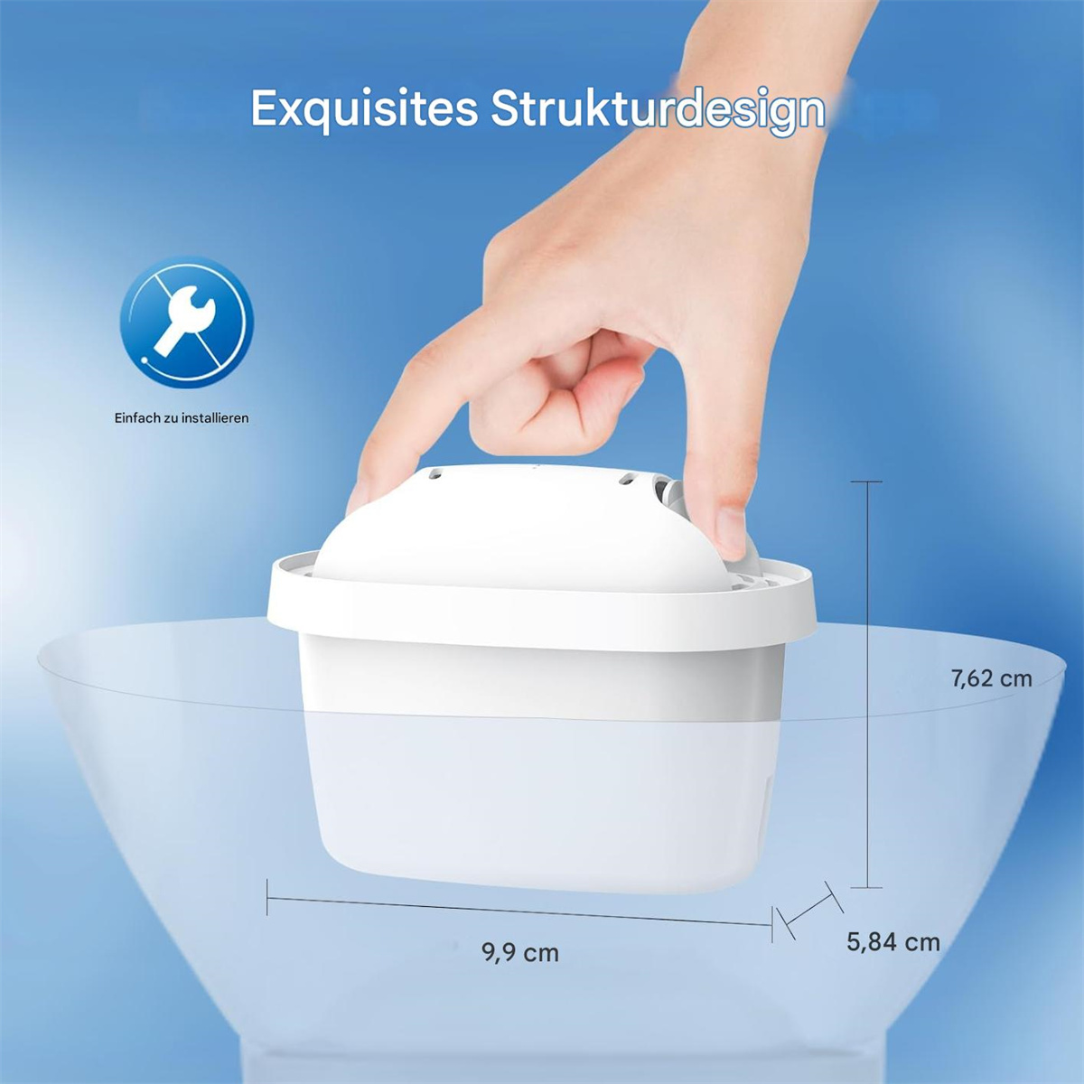 Hand hält weiße Filterkartusche im Wasser. Abmessungen in Zentimetern. Blauer Hintergrund.