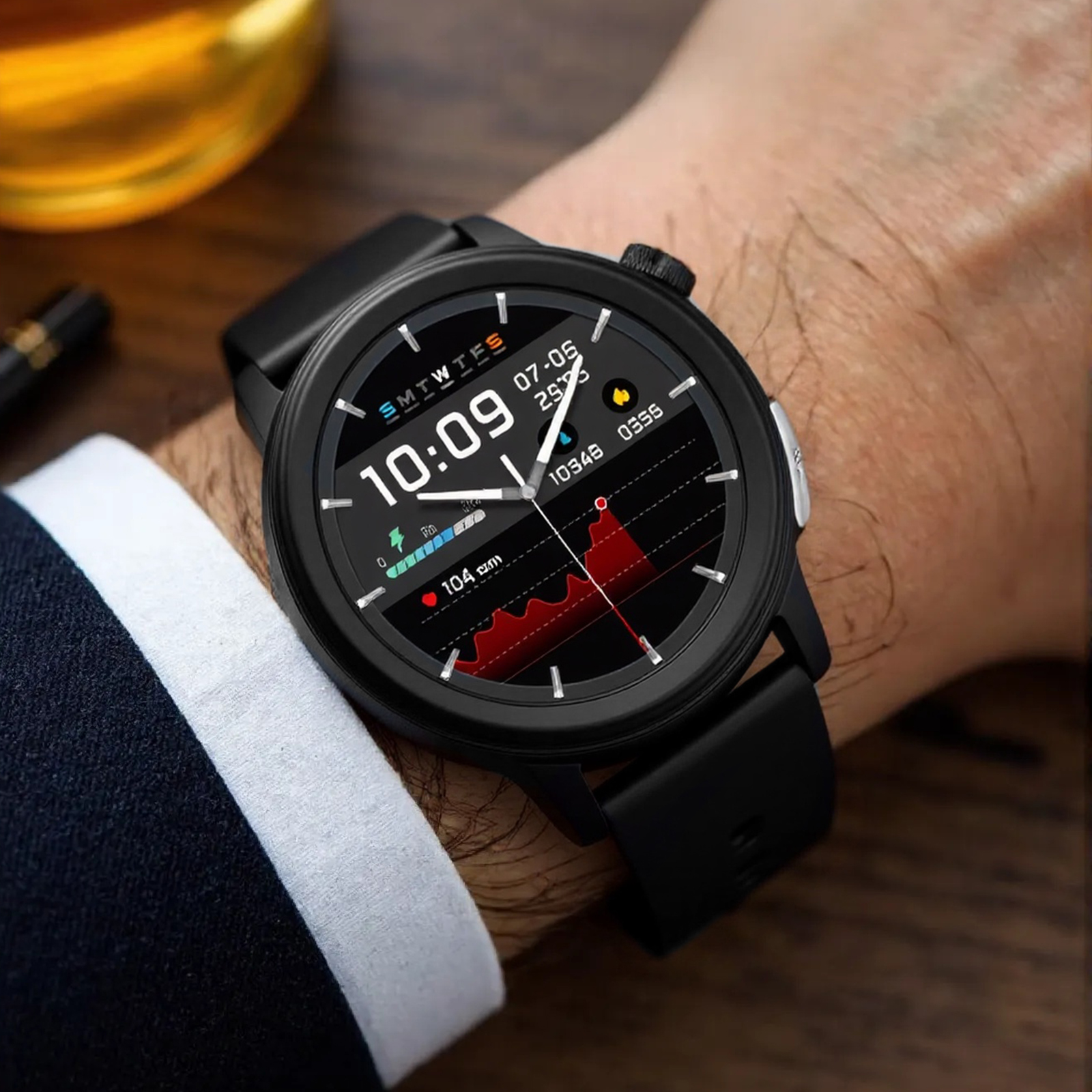 Schwarze Smartwatch am Handgelenk, zeigt Uhrzeit, Datum und Gesundheitsmetriken. Holz Hintergrund.