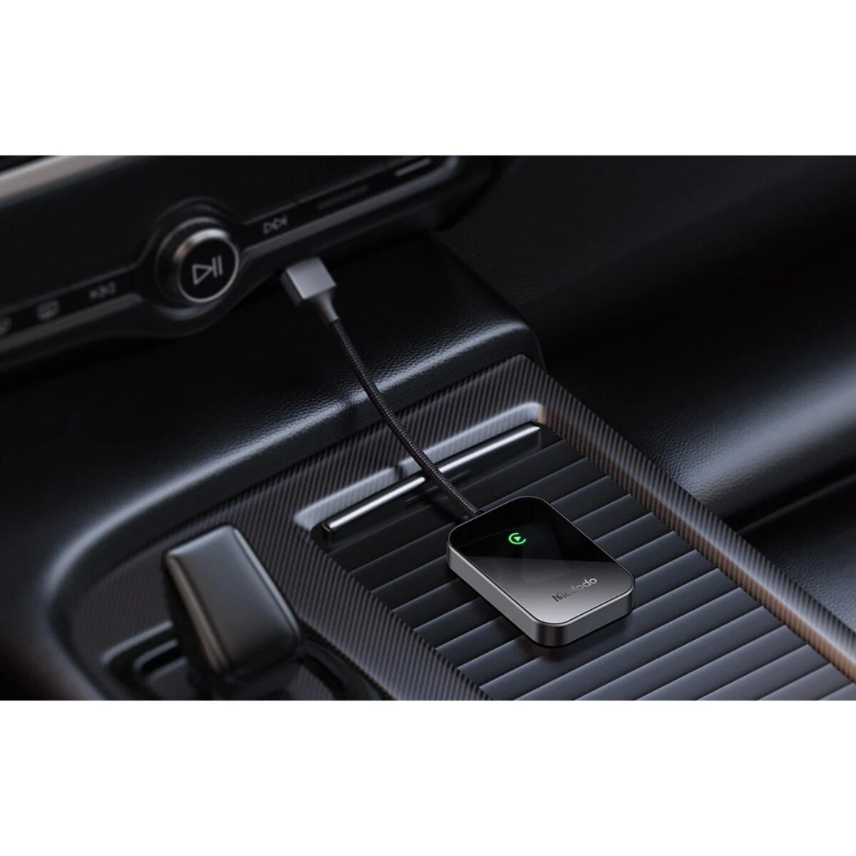 Schwarzes Gerät an einer Autokonsole angeschlossen. Das Gerät ist im Auto eingesteckt.