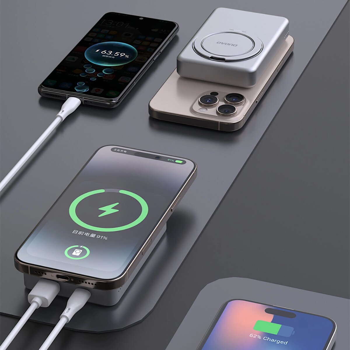 Telefony ładujące się na szarej powierzchni. Jeden ma wyświetlacz baterii, drugi podkładkę ładującą.