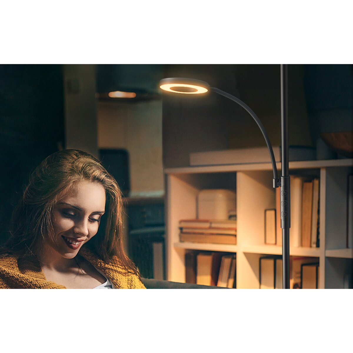 Frau liest unter einer schwarzen Stehlampe mit zwei Leuchten, eine an der Seite.