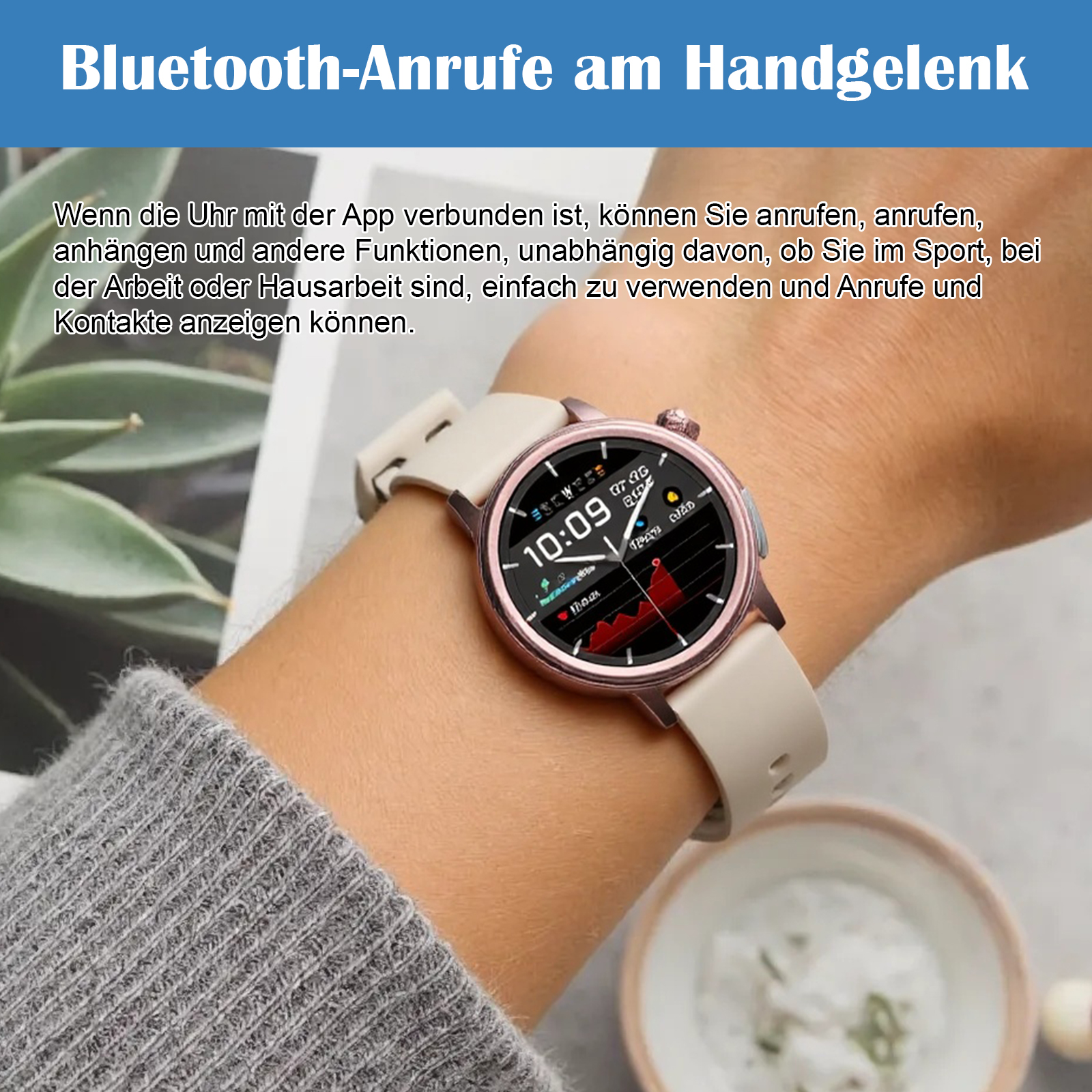 Smartwatch am Handgelenk, roségold, beiges Armband, zeigt die Zeit. Graues Oberteil.