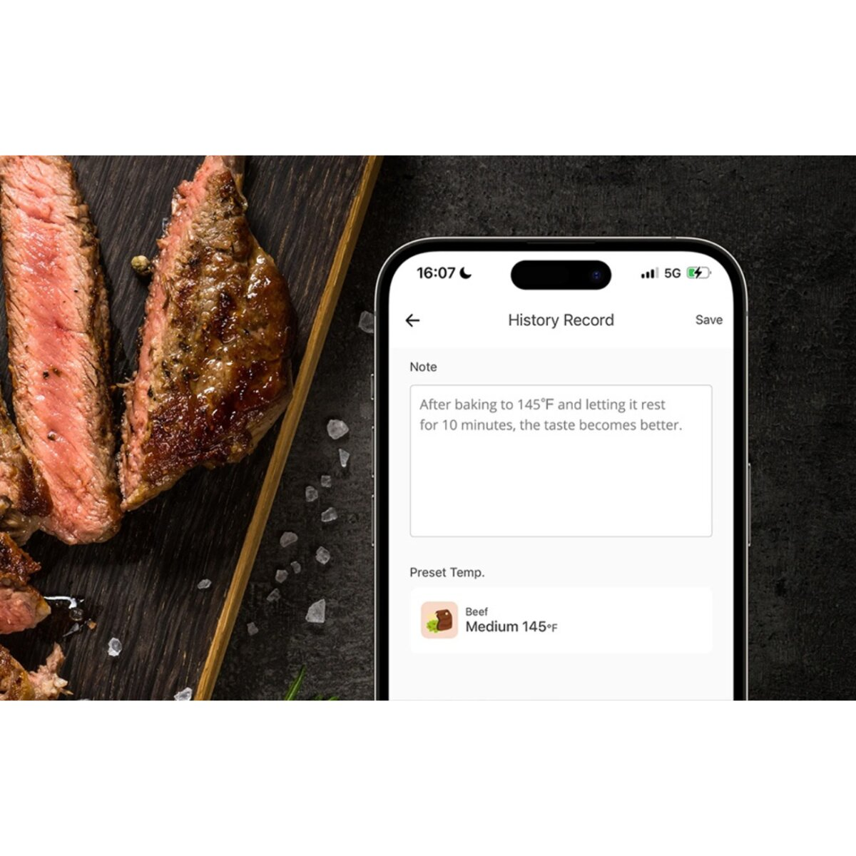 Grillowany stek na drewnianej desce z telefonem z instrukcjami gotowania.