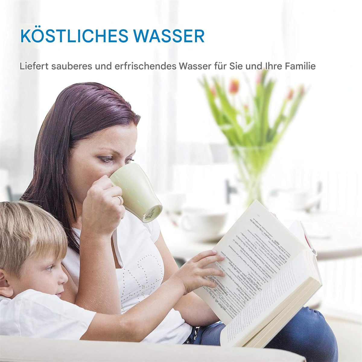 Eine Frau und ein Kind drinnen, lesen ein Buch und trinken aus einer Tasse, Blumen im Hintergrund.