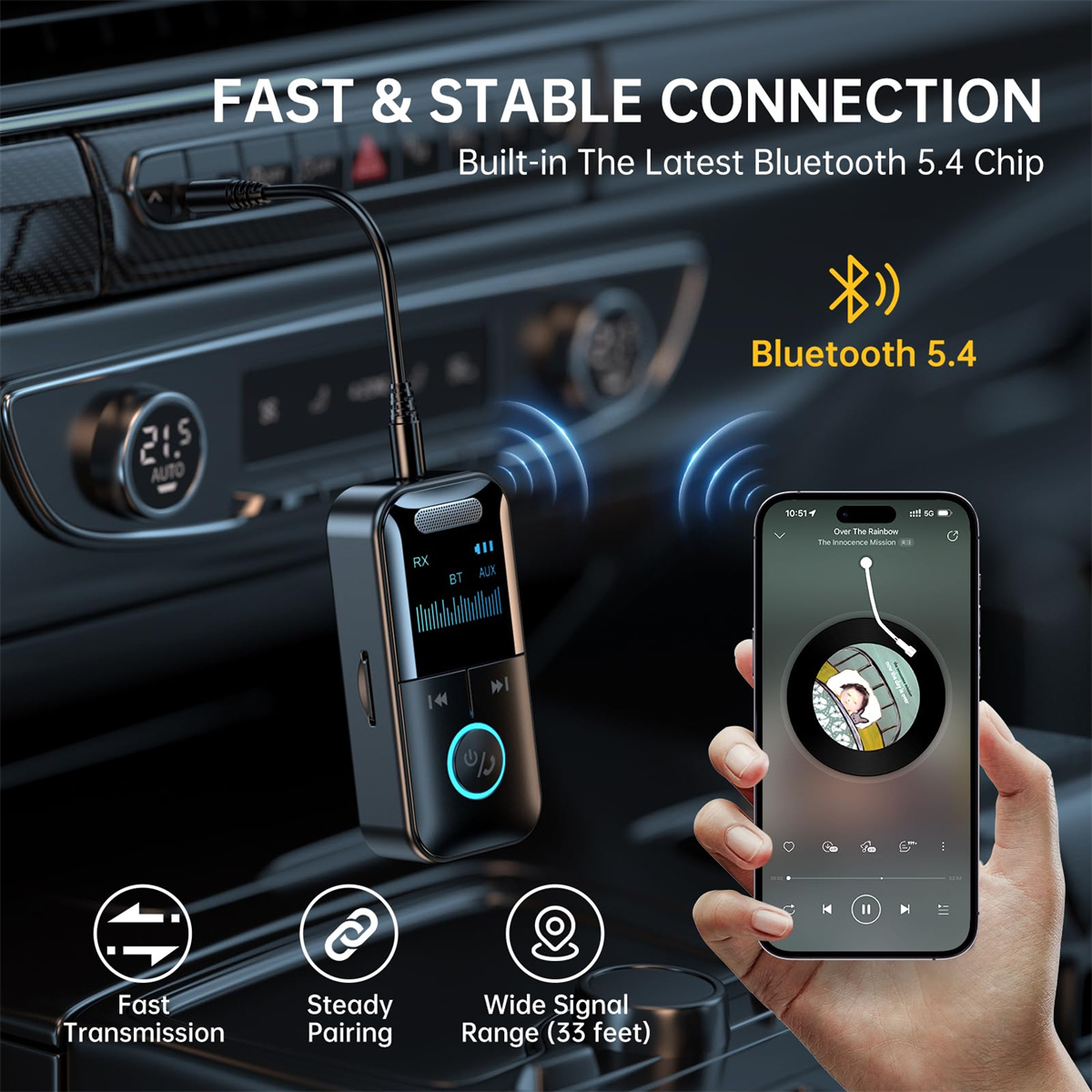 Auto-Innenraum mit Gerät, das Musik anzeigt, verbunden mit Telefon via Bluetooth.