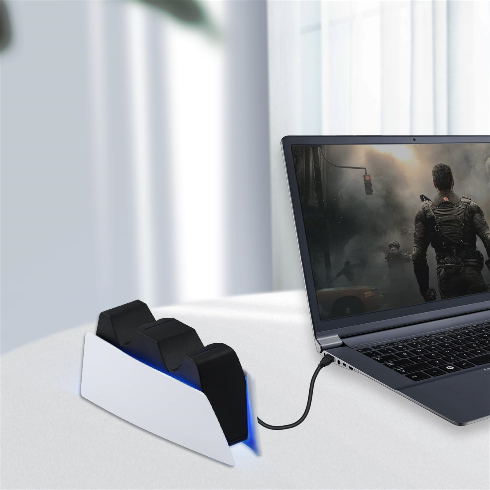 Ein PS5-Controller-Ladegerät ist mit einem Laptop verbunden, Spielszene auf dem Laptop-Bildschirm.