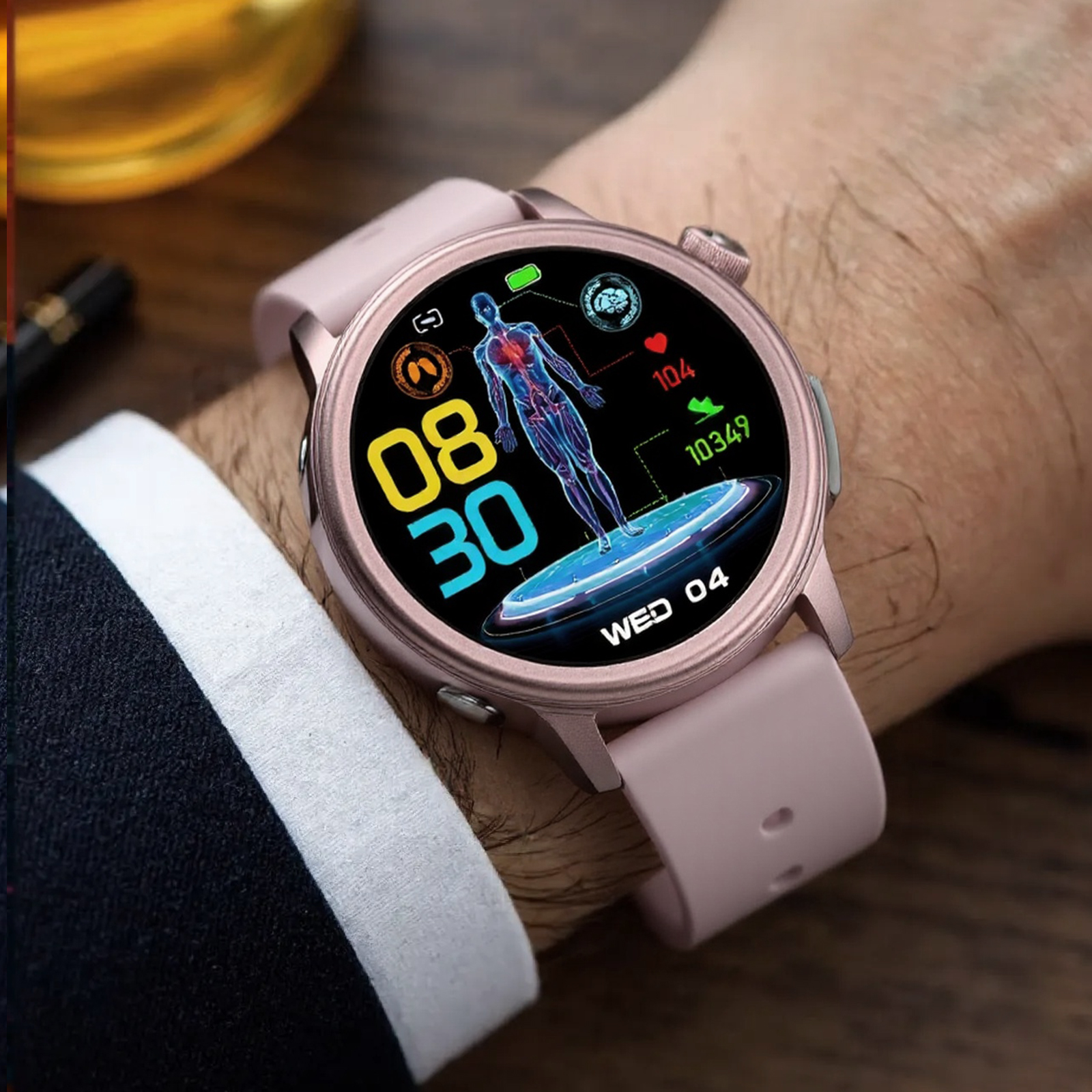 Das Handgelenk einer Person mit einer roségoldenen Smartwatch, die Zeit und Gesundheitsstatistiken anzeigt, Nahaufnahme.
