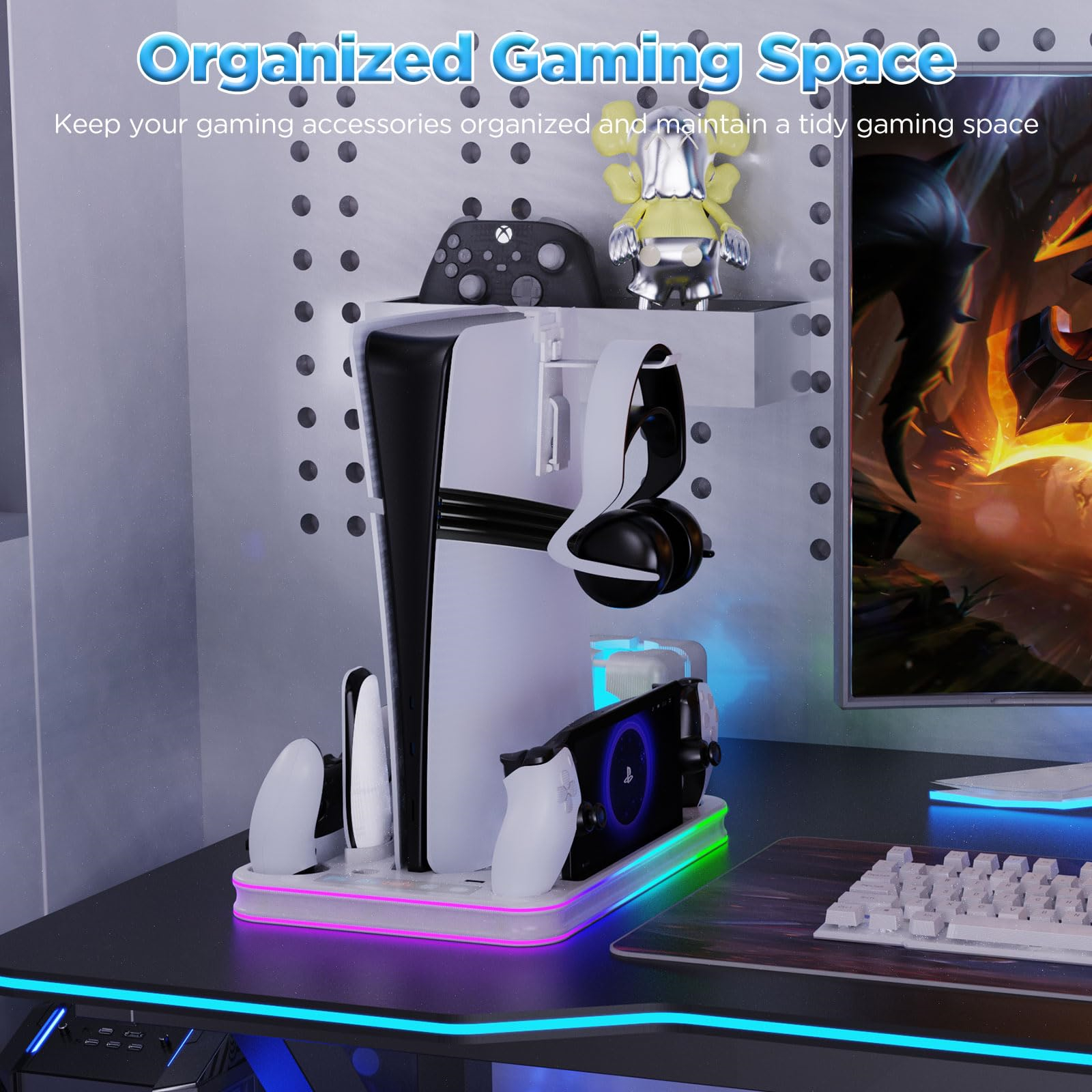 Ein Gaming-Setup mit PS5-Konsole, Controllern und Kopfhörern, organisiert auf einem Schreibtisch mit farbiger Beleuchtung.