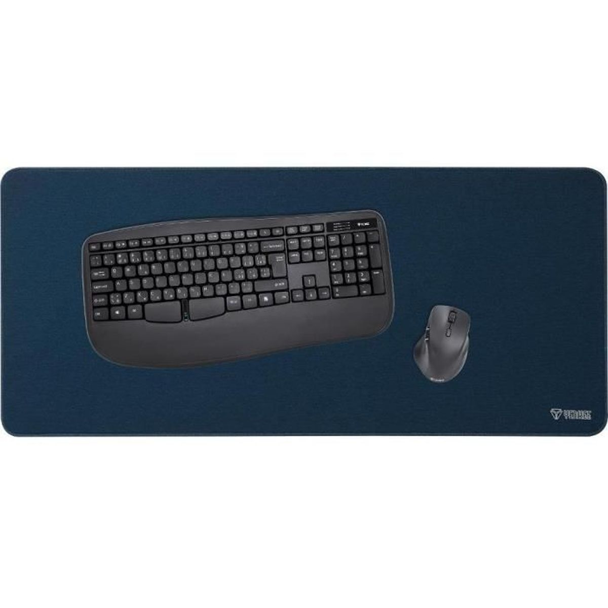 Ein Mauspad mit dunkelblauer Oberfläche mit Tastatur und Maus. Das YENKEE-Logo befindet sich unten rechts.
