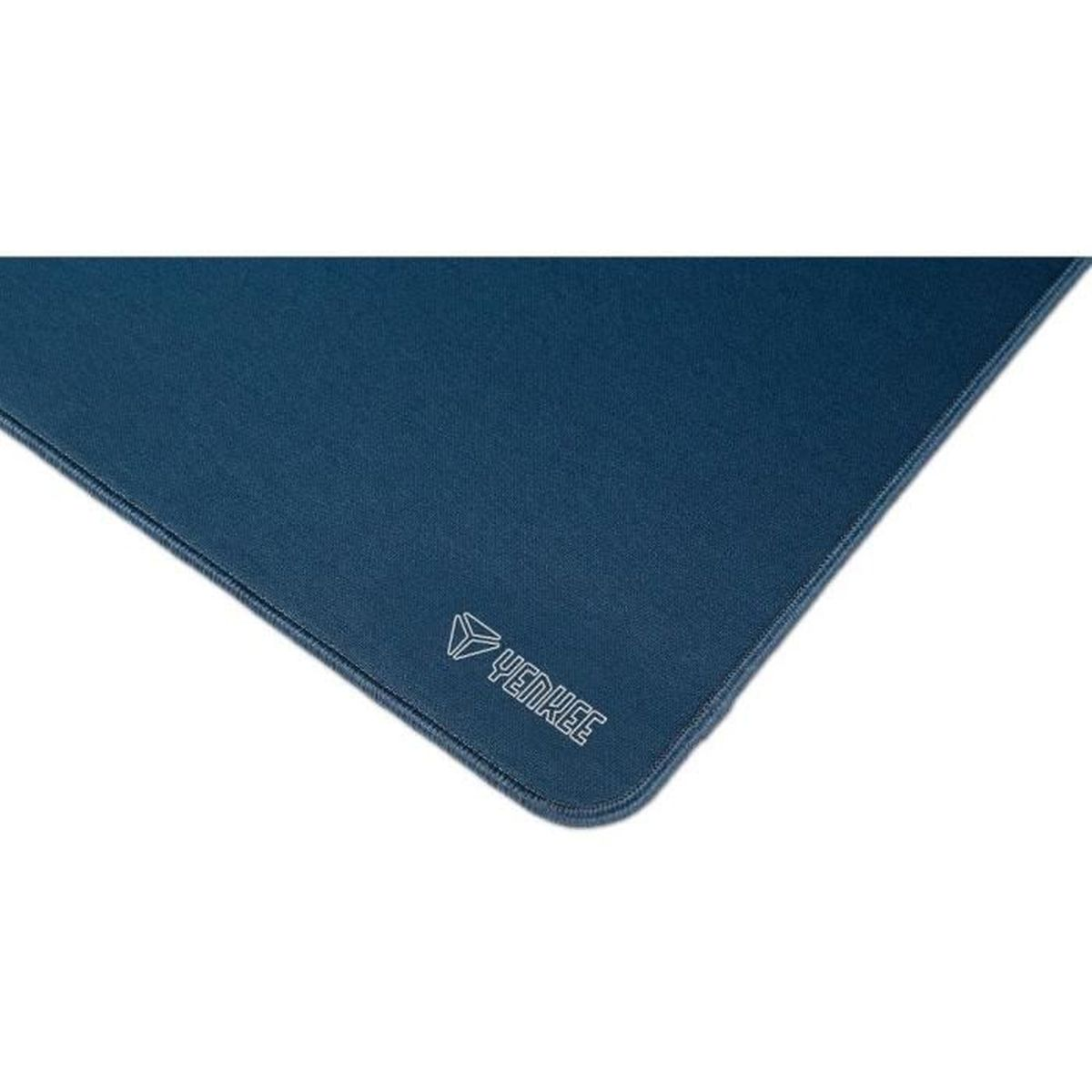 Nahaufnahme eines dunkelblauen Mauspads. Das YENKEE-Logo ist in der unteren Ecke sichtbar.