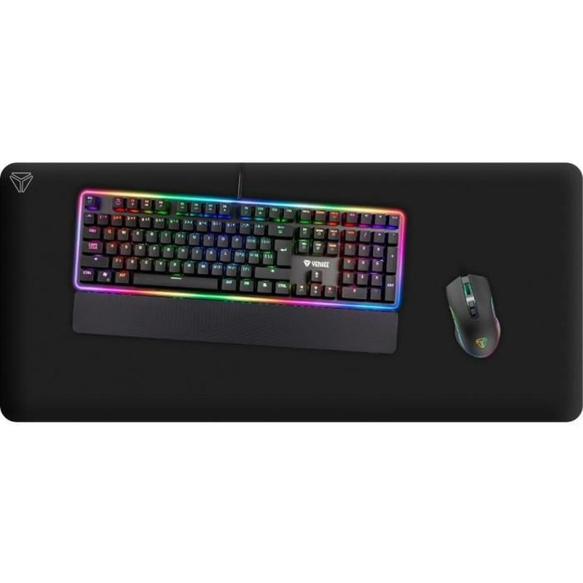 Un primo piano di una mano che tiene una penna nera sopra un quaderno.