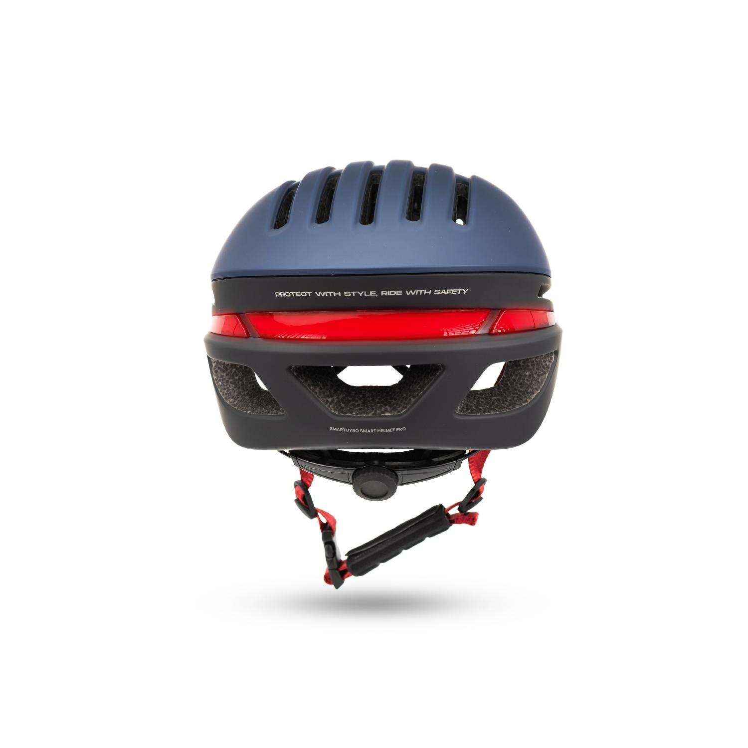 Casco de bicicleta azul y negro con una tira de luz roja, sobre fondo blanco.