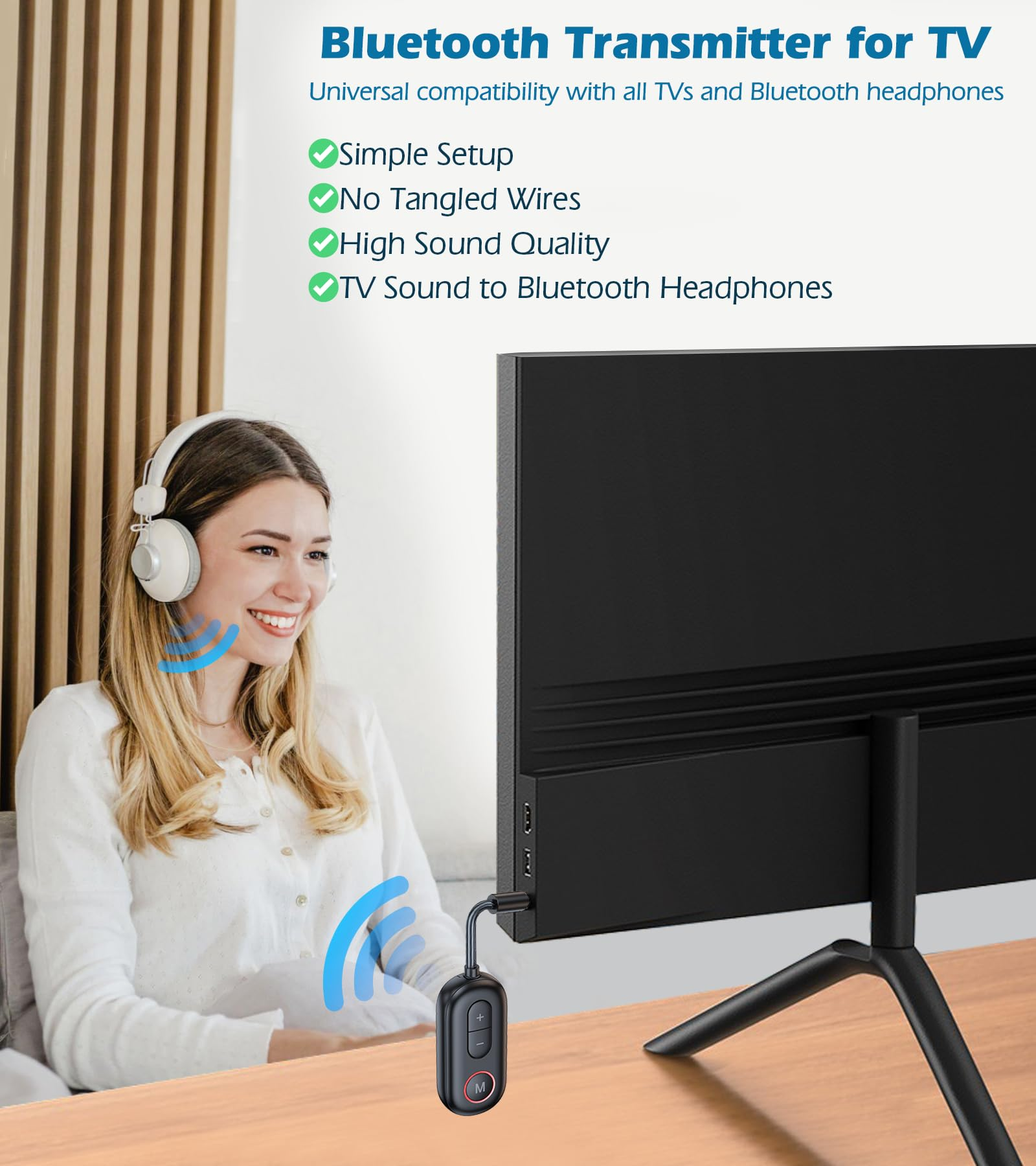 Eine Frau trägt Kopfhörer, die mit einem Gerät neben einem Fernseher verbunden sind. Text hebt Funktionen wie einfache Einrichtung und hohe Qualität hervor.