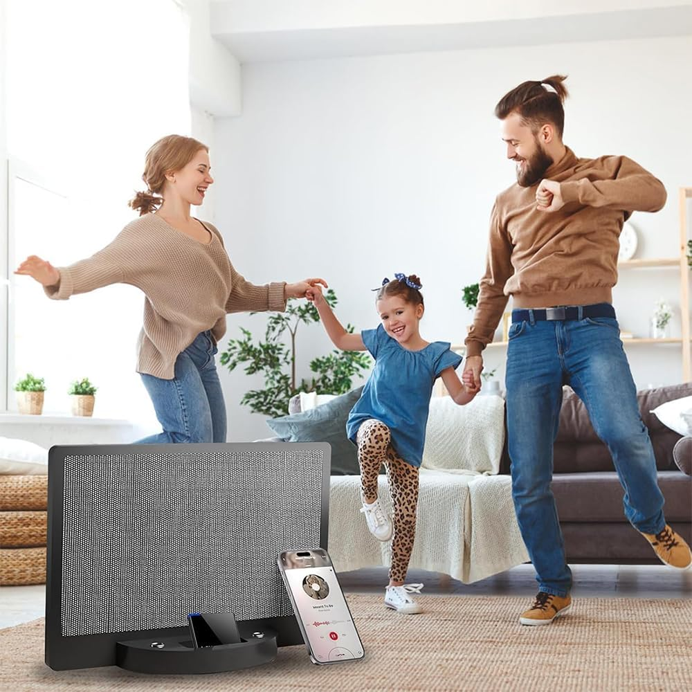 Familie tanzt im Wohnzimmer mit einem Bluetooth-Empfänger, Lautsprecher und Telefon auf dem Boden und genießt gemeinsam Musik.
