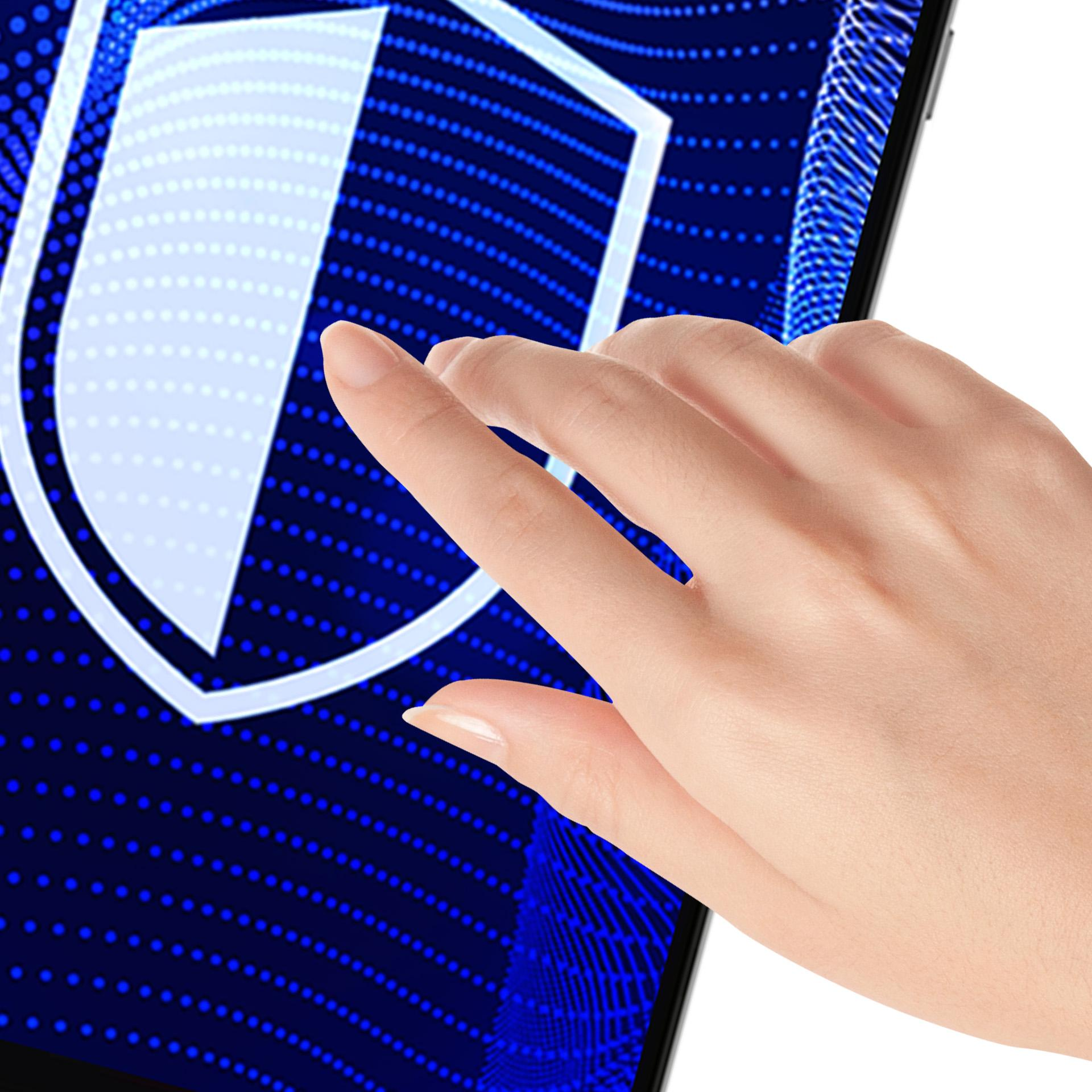 Dłoń dotykająca ekranu telefonu z grafiką tarczy. Tło to niebieski, kropkowany wzór.