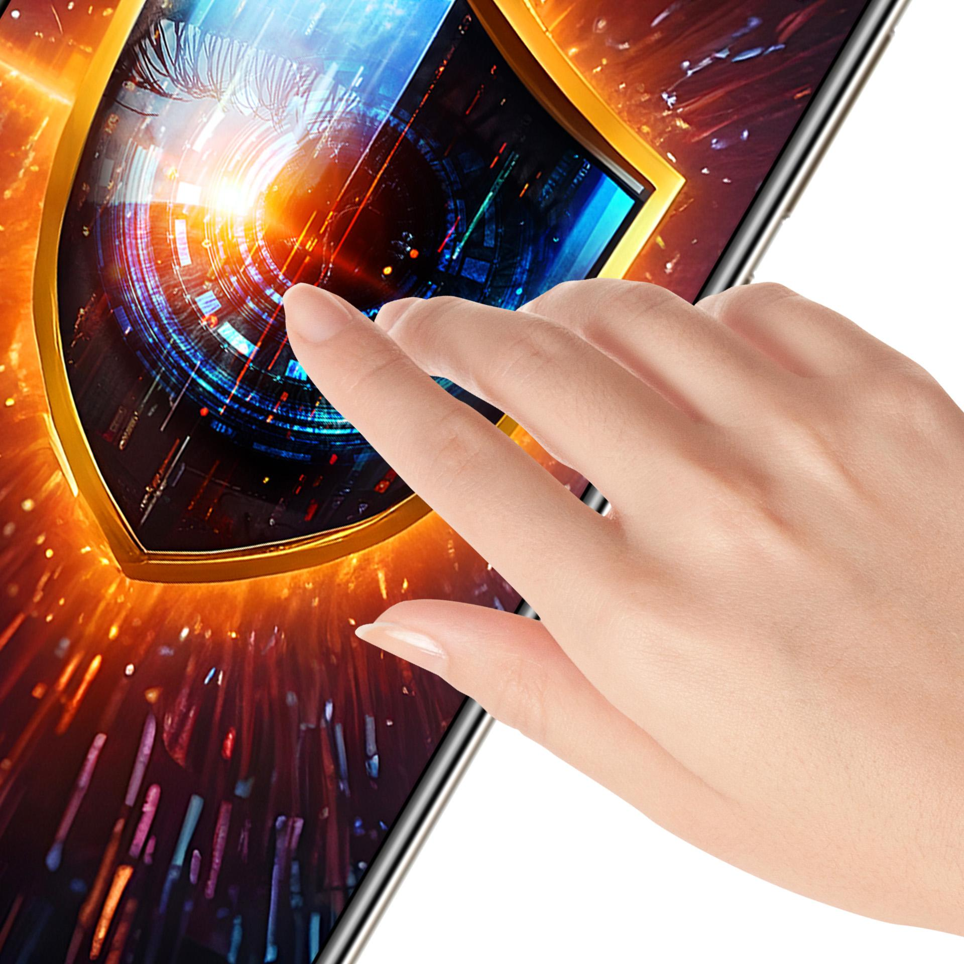 Una mano tocca lo schermo di un telefono con una grafica a scudo. Lo schermo mostra uno sfondo colorato.