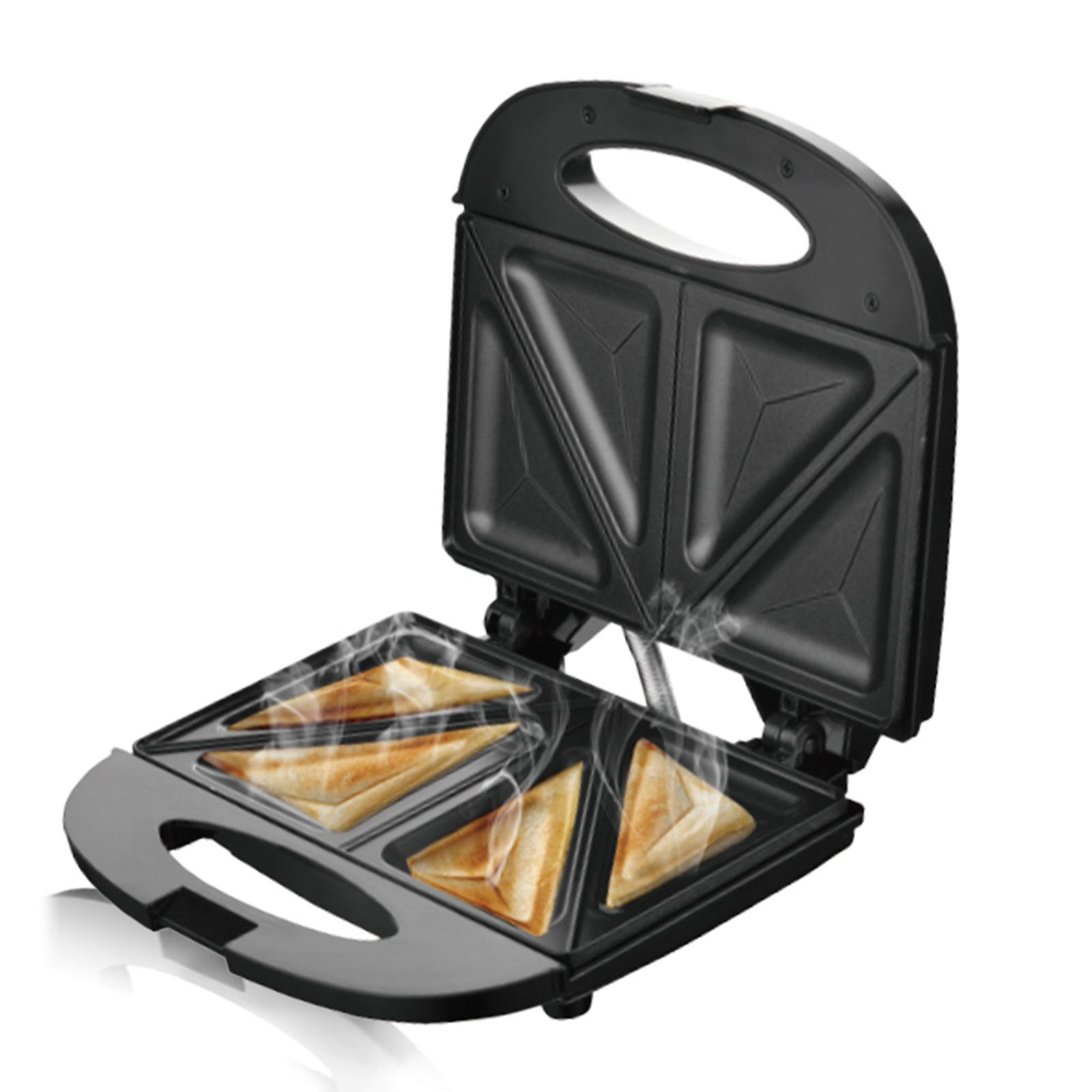 Ein schwarzer Sandwichmaker mit gekochten Sandwiches darin. Dampf steigt von den Sandwiches auf, was darauf hindeutet, dass sie heiß sind.