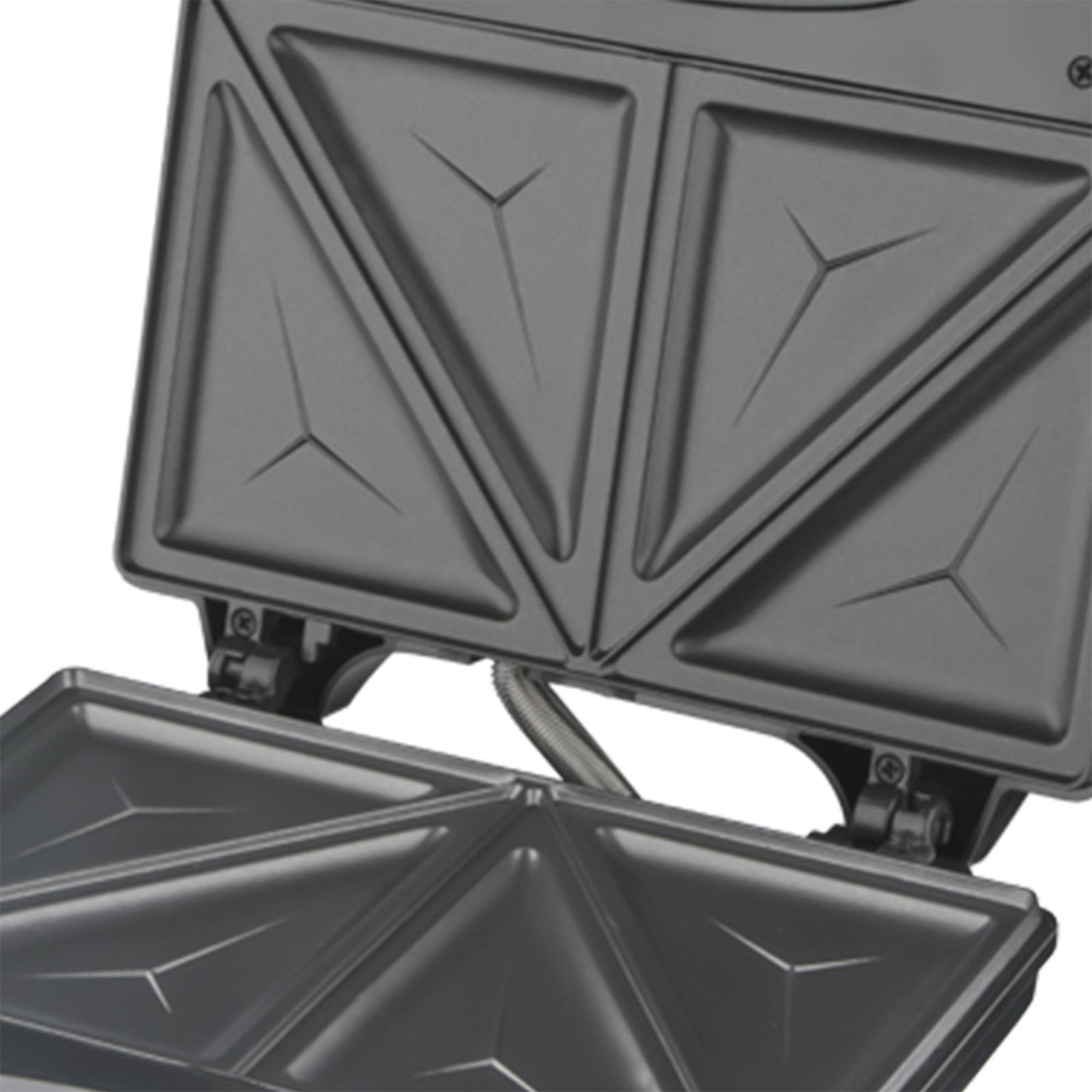 Nahaufnahme der Kochplatten in einem geöffneten schwarzen Sandwichmaker. Die Platten haben ein dreieckiges Muster.