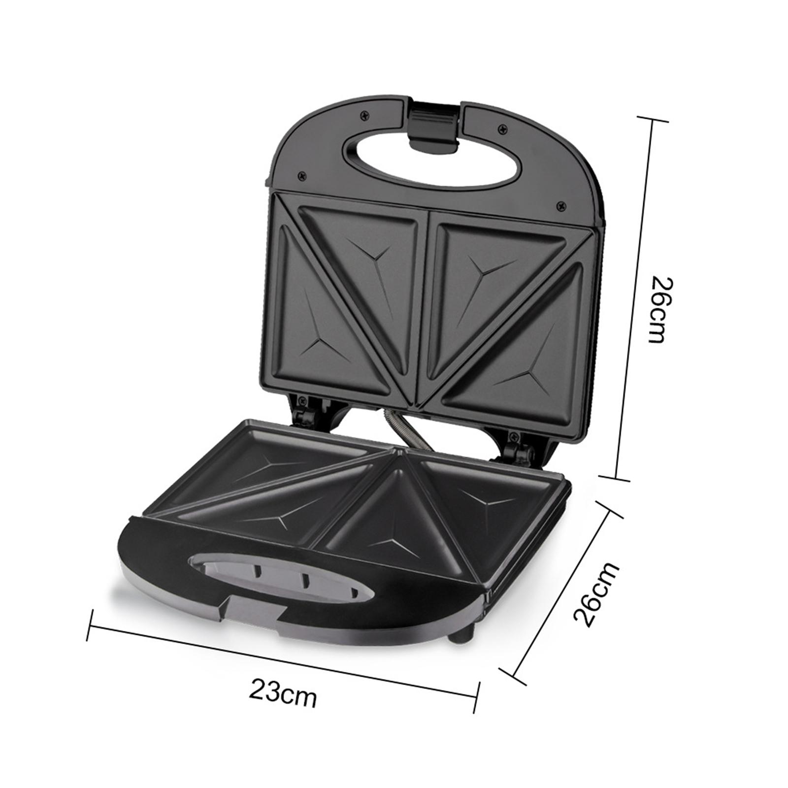 Schwarzer Sandwichmaker, geöffnet, zeigt die Kochplatten. Abmessungen 23cm x 26cm. Auf weißem Hintergrund.