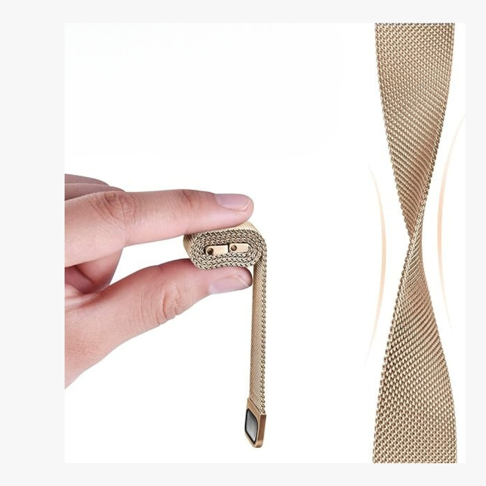 Eine Hand hält ein goldenes Mesh-Uhrenarmband. Das Armband ist gefaltet und verdreht.