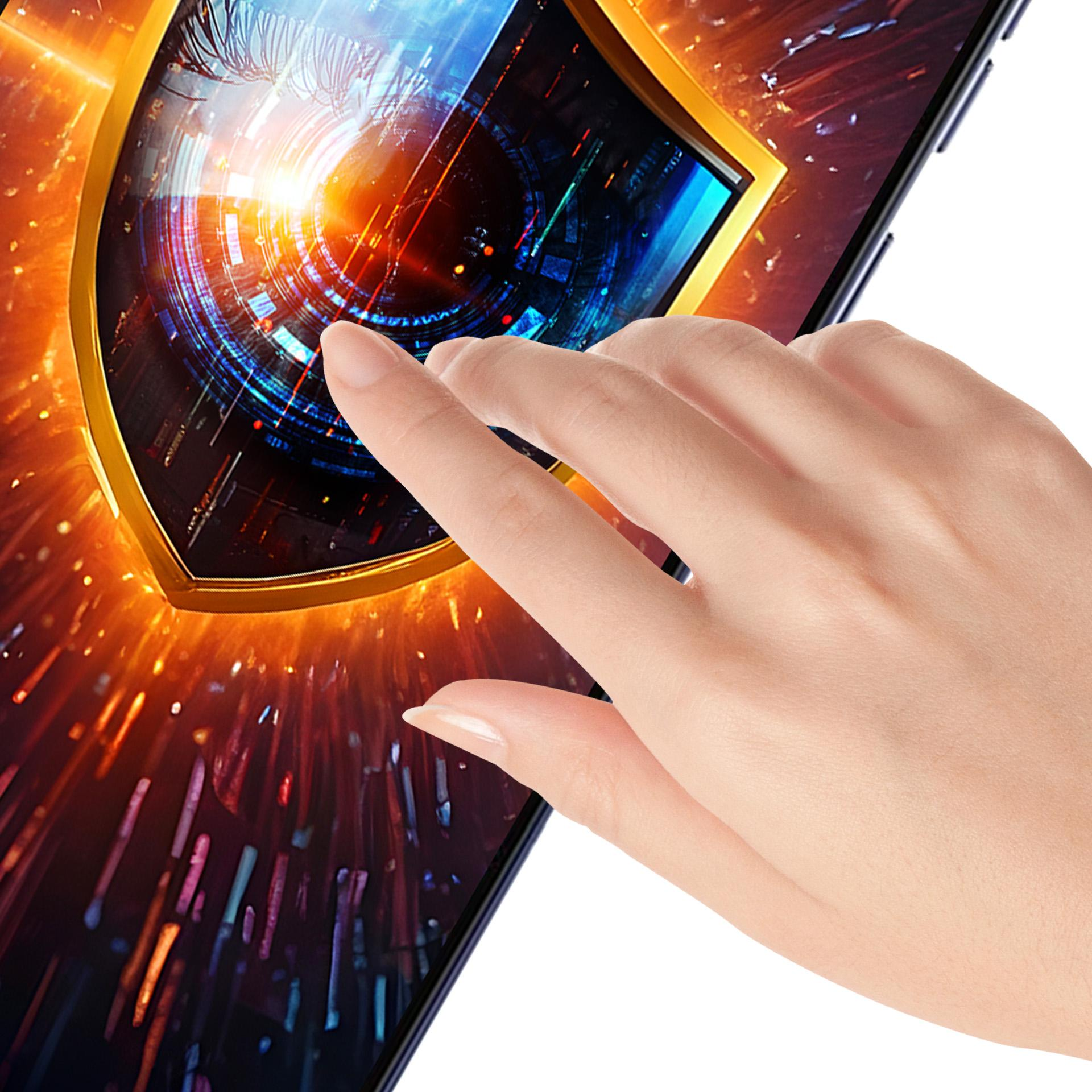 Mano che tocca lo schermo dello smartphone con design a scudo ed effetti luce. La protezione schermo è installata.