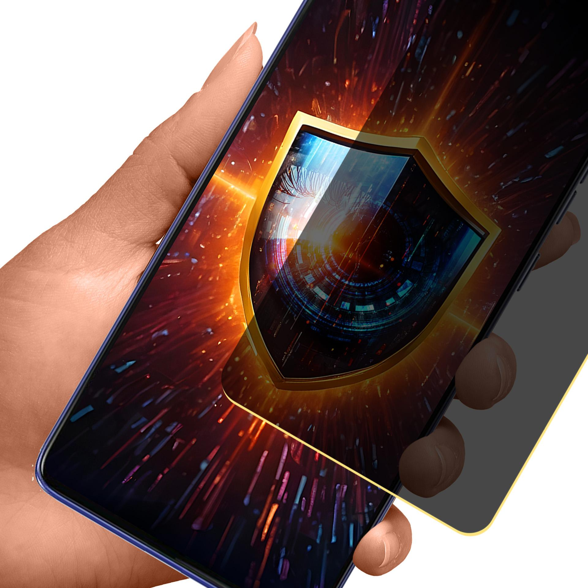 Una mano tiene un telefono con una protezione per lo schermo. La protezione ha un design a scudo e uno sfondo colorato.