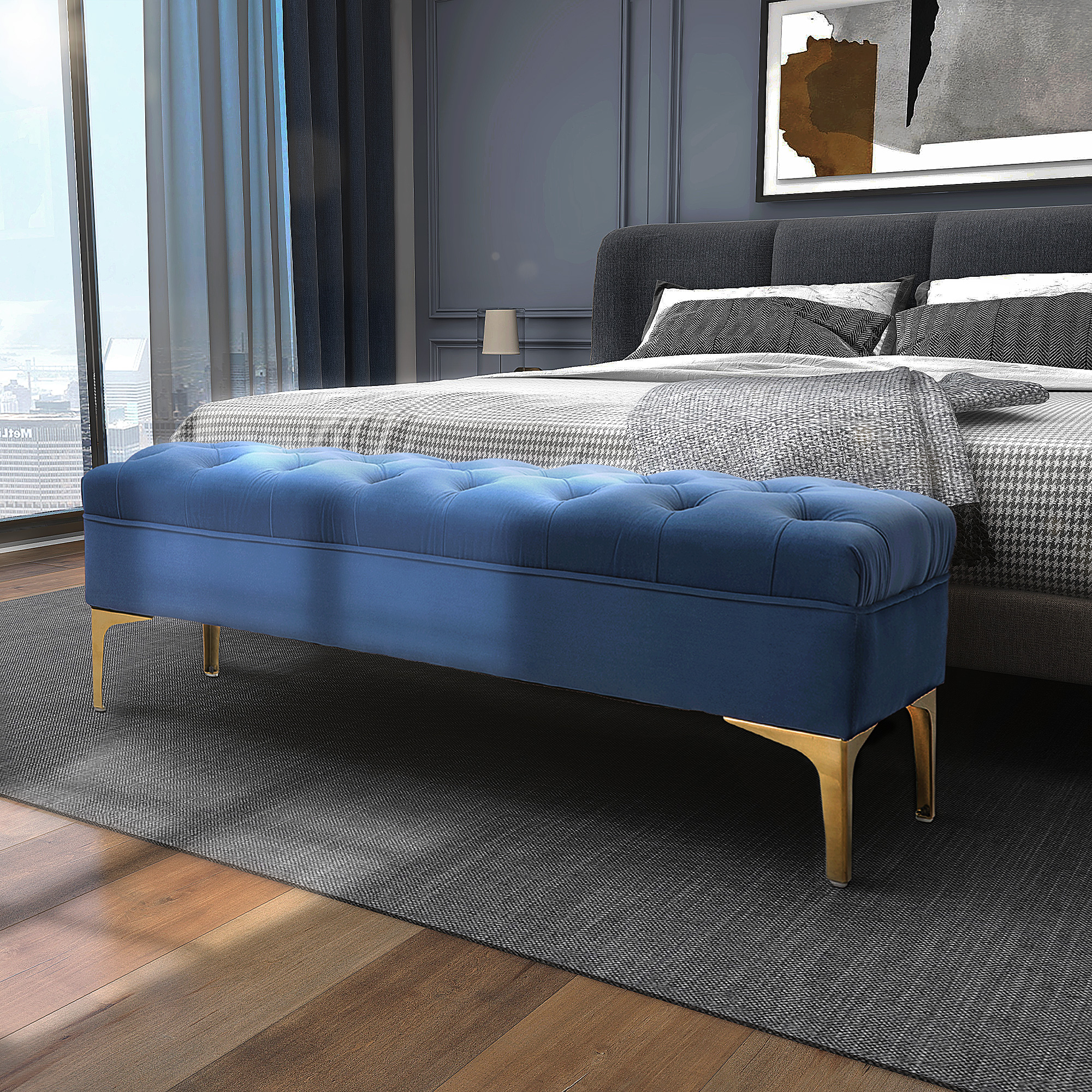 Eine blaue Samtbank mit goldenen Beinen in einem Schlafzimmer.