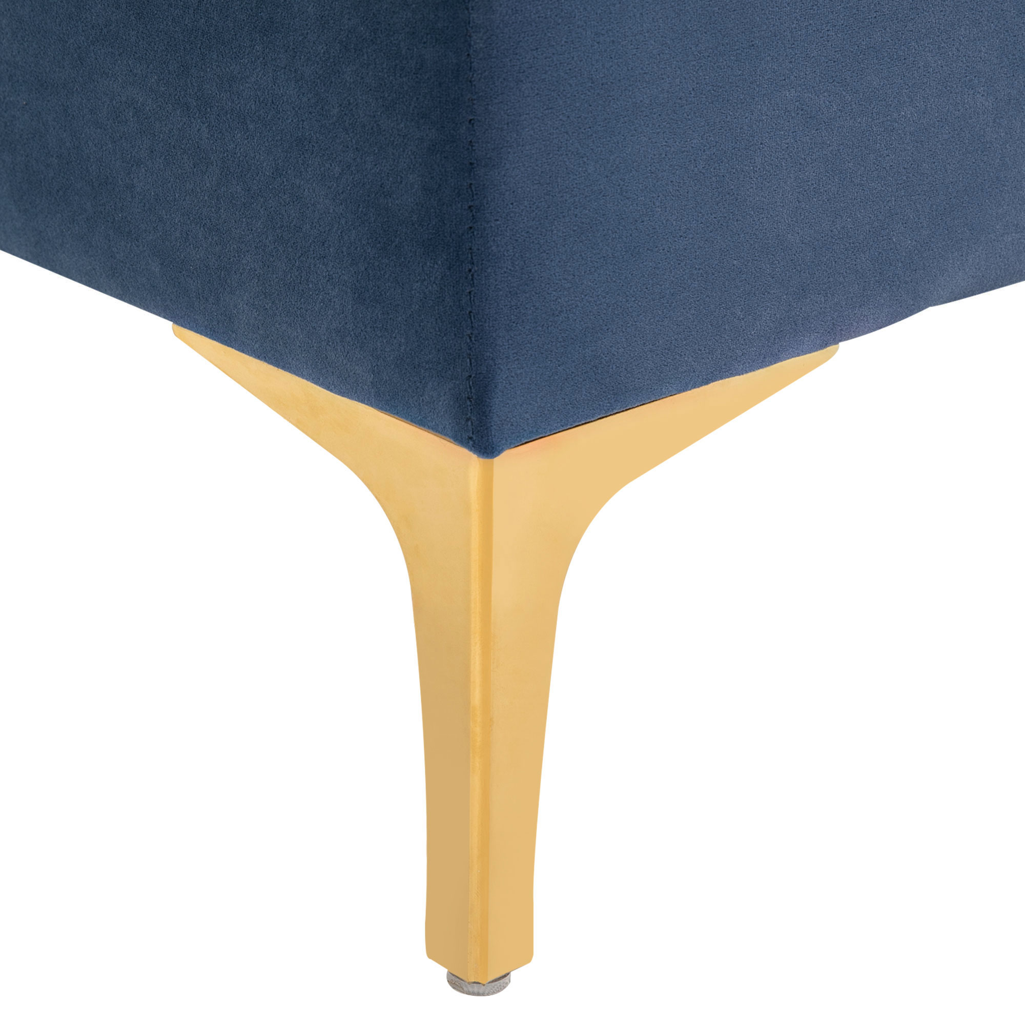 Nahaufnahme einer blauen Sofaecke mit goldenen Beinen. Die Beine haben ein einzigartiges Design.