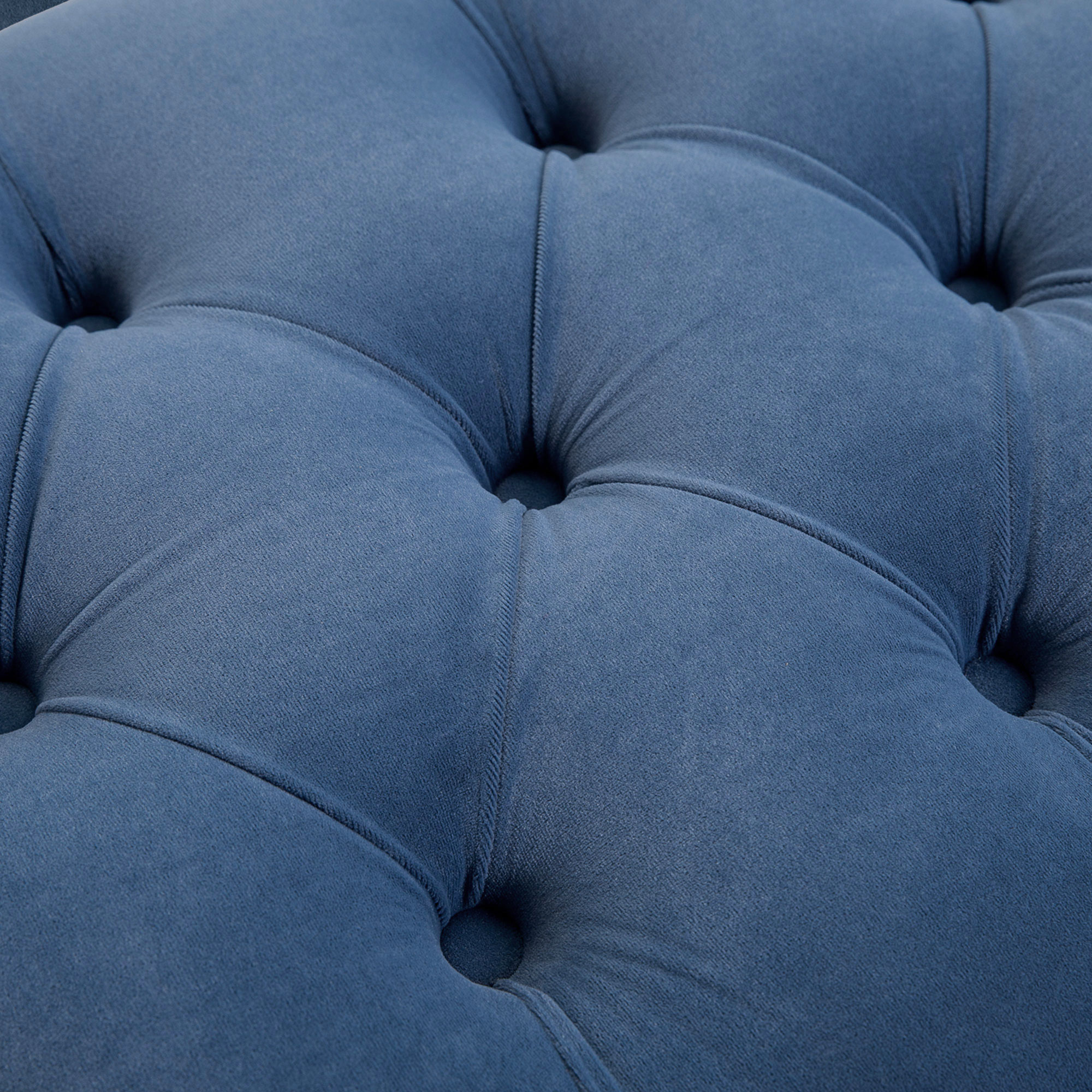 Nahaufnahme einer blauen Samtbank mit Knopfheftung.