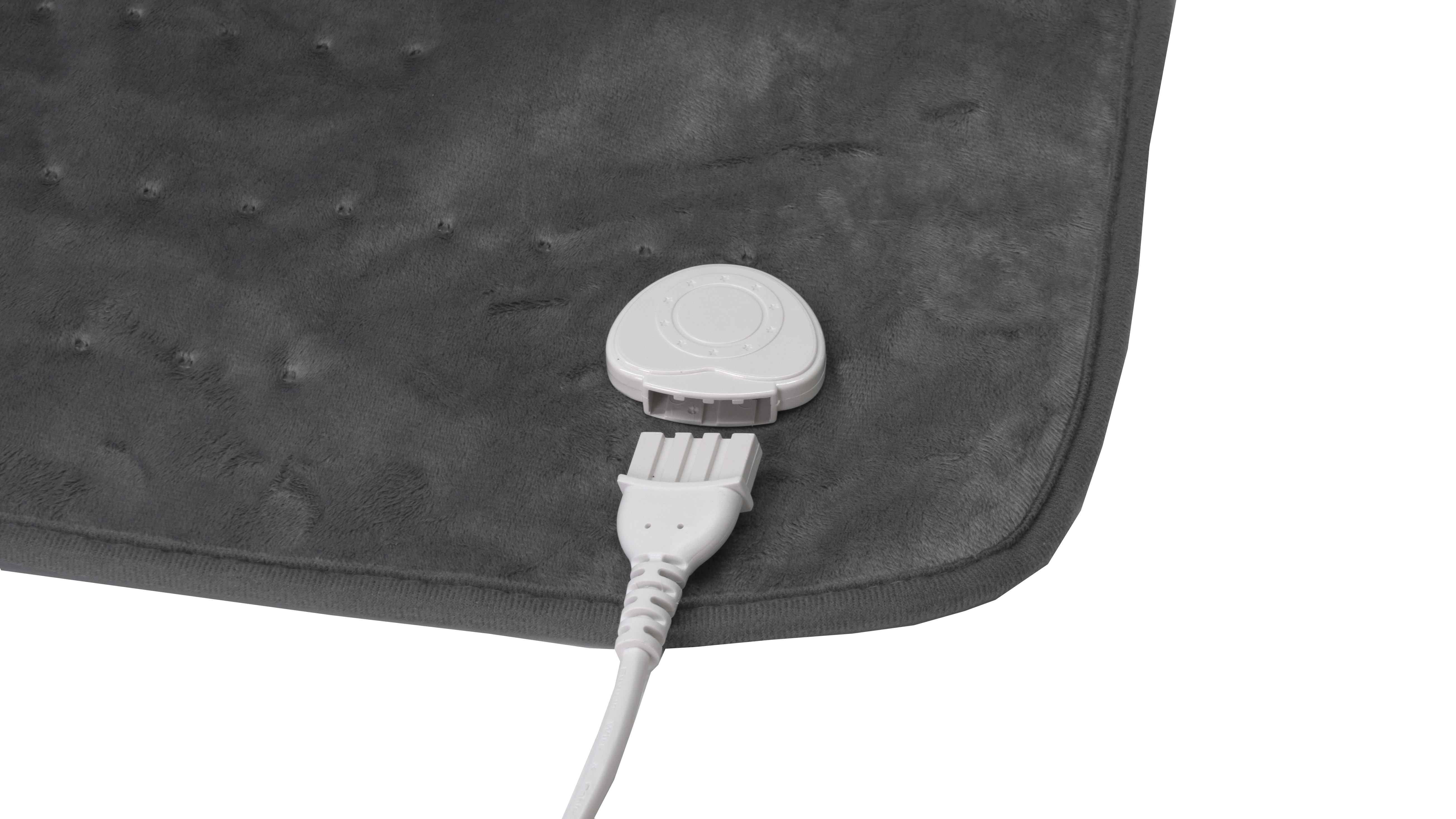 Close-up van een grijze elektrische deken met een witte bedieningseenheid en snoer, zwarte achtergrond.