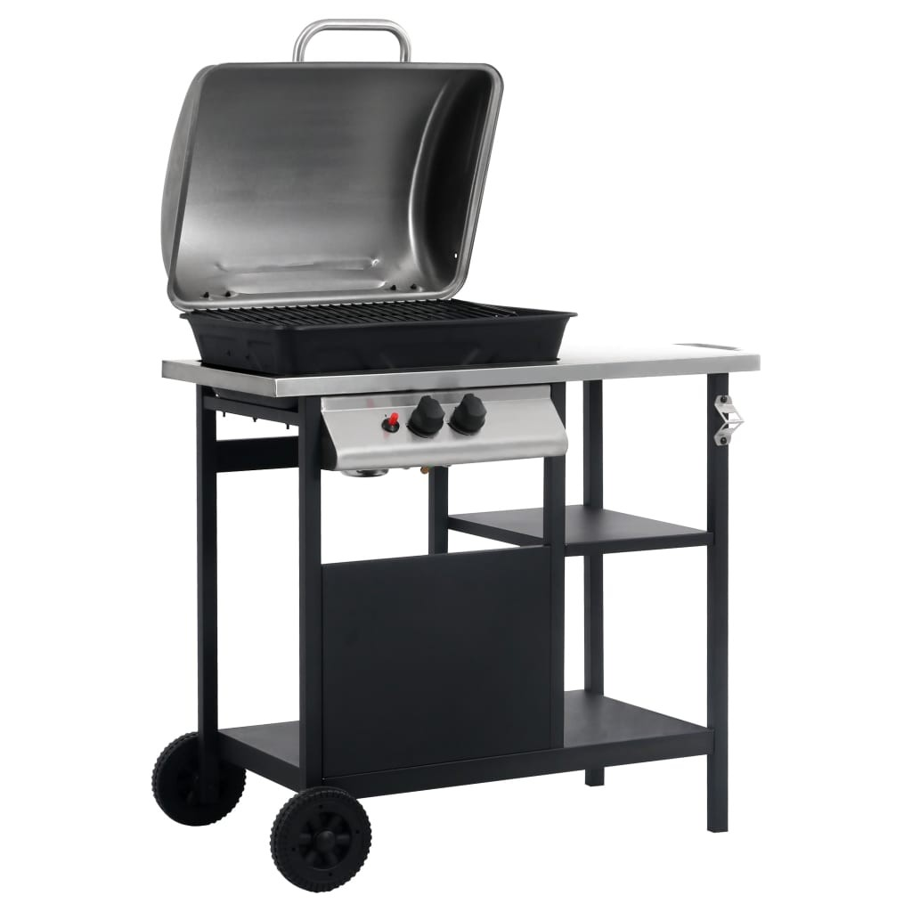 Un grill nero con coperchio in acciaio inossidabile e tavolo laterale. Ha due ruote e un ripiano.