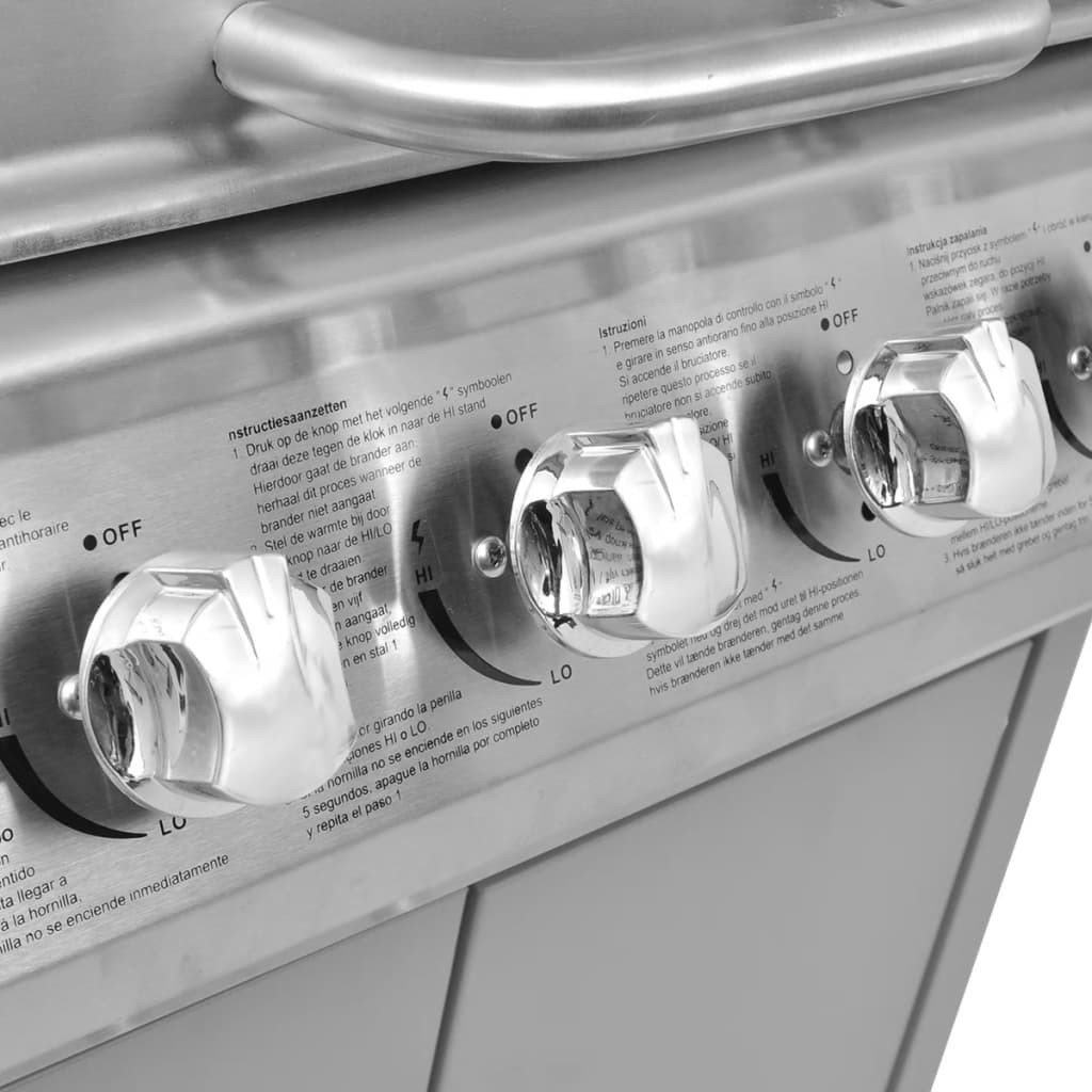 Primo piano delle manopole di controllo di una griglia. Sono argentate con indicazioni per le impostazioni di calore e il flusso di gas.