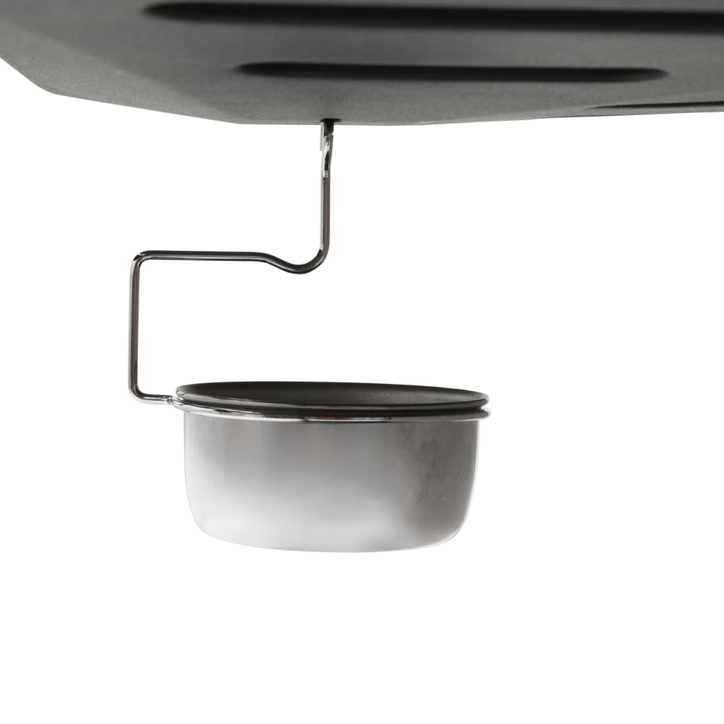 Mały, srebrny pojemnik na tłuszcz wisi na czarnej ramie grilla.